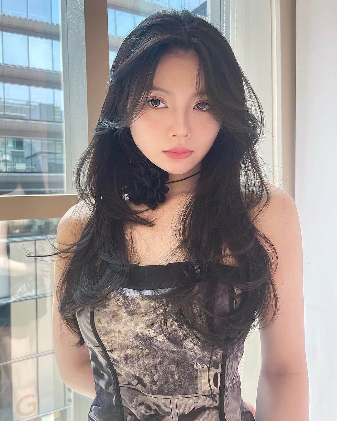 原涼香のインスタグラム：「💙🆕今やりたい韓国レイヤーロング🆕💙 夏は軽やかなレイヤースタイルがトレンドですദ്ദി‪- ·̫ - ̳ ㅤㅤㅤㅤㅤㅤㅤㅤㅤㅤㅤㅤㅤ 🎀韓国HAIR STYLE menu... ㅤㅤㅤㅤㅤㅤㅤㅤㅤㅤㅤㅤㅤ ☑︎カット 巻いても巻かなくても可愛いこだわりレイヤーカット♡ 45mmワンカールでちょー簡単にセットできます🫶🏻✔️  ☑︎プレミアムケアカラー 透明感バツグンカラーが得意です♡ ㅤㅤㅤㅤㅤㅤㅤㅤㅤㅤㅤㅤㅤ ☑︎HITAトリートメント 韓国人みたいなツヤ髪はトリートメントがマスト♡  ㅤㅤㅤㅤㅤㅤㅤㅤㅤㅤㅤㅤㅤ ご予約はリンクから🫶🏻🔗 ㅤㅤㅤㅤㅤㅤㅤㅤㅤㅤㅤㅤㅤㅤㅤㅤㅤㅤㅤㅤㅤㅤㅤㅤㅤㅤ ㅤㅤㅤㅤㅤㅤㅤㅤㅤㅤㅤㅤㅤ  #SHIMA#韓国ヘア#韓国スタイル#レイヤーカット#ワンホンヘア#ワンホン#ダークトーン#網紅#初カラー#暗髪#ベージュカラー#ラベンダーカラー#グレージュ#オリーブカラー#透明感カラー#銀座美容院#銀座美容室#美容師#시스루뱅#레이어드컷#koreanhair」