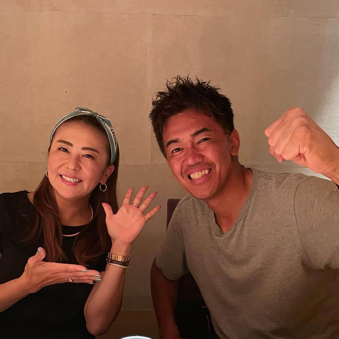 佐伯三貴のインスタグラム：「武井壮さんの合格のお祝い⛳️🥂  武井さんの1年間の集大成秘話㊙️ 沢山聞いて爆笑しちゃいました🤣  これからは武井プロと呼びます😛  私がお誘いしたのにご馳走になるという🥺  どこまでも男前な百獣の王🦁でした🥰  そして彼は颯爽と練習場へ向かって行きました🤣」