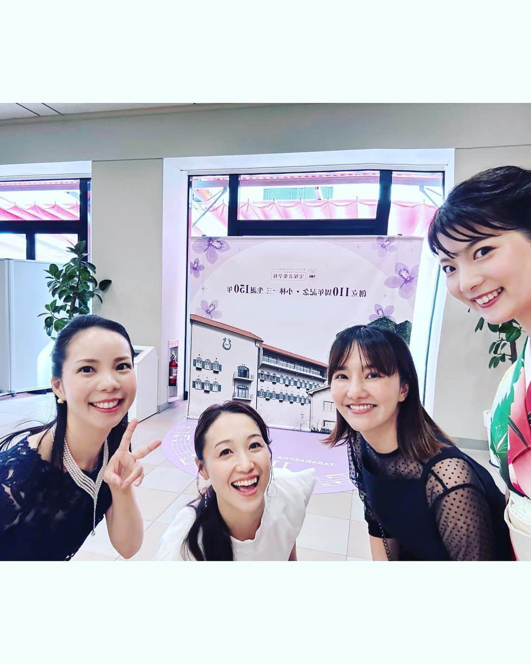 美蘭レンナさんのインスタグラム写真 - (美蘭レンナInstagram)「♬♩♪♬♩ . . . 宝塚音楽学校110周年記念式典へ 姉と行ってきました💓  1913年に創立された宝塚音楽学校。 110周年に思いをはせて、大正ロマンな夏着物で参加しました👘☺️✨  約1200名のOGが参加した事を後で知りましたが、 劇場が華やかでパワフルなエネルギーに満ちていました❤️  式典では様々な催し物もありました。 私が幼い頃、宝塚の舞台を見ていた時のジェンヌさんが音楽学校の先生となり、教え子が本科生となり祝舞を舞っていました。  紡がれていく歴史の流れの瞬間に立ち会った気がして、 感慨深いものがありました。  私のだいっっっすきな大大大尊敬する、 尚すみれ先生にもお会いできて大感動でした😭❤️❤️❤️❤️ (どうしてもお会いしたくて、ロビーで出待ちしました♡ww)  マスクも外して、 お会いしたかった沢山の上級生、下級生にも会えて、 幸せな１日でした💓  SNSを見てたら、 お会いしたかった方々が沢山いらっしゃって！ またお会いできますように☺️💓  (朗らかに) 清く、正しく、美しくの教えを守り、 これからも精進して参ります☺️✨ . . . #宝塚#宝塚音楽学校#創立#110周年#記念式典#宝塚og #94期#95期#姉妹 #5枚目の写真 #自撮りしてたら  #初風緑さんがお声掛け下さり #我々の写真を撮って頂きました🙇‍♀️ #有難うございました #緊張ですこし硬い表情のわたしたち🤣 #しょみちゃん💓💓」7月19日 22時00分 - renna_miran33