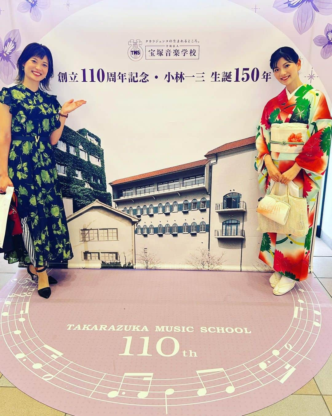 美蘭レンナのインスタグラム：「♬♩♪♬♩ . . . 宝塚音楽学校110周年記念式典へ 姉と行ってきました💓  1913年に創立された宝塚音楽学校。 110周年に思いをはせて、大正ロマンな夏着物で参加しました👘☺️✨  約1200名のOGが参加した事を後で知りましたが、 劇場が華やかでパワフルなエネルギーに満ちていました❤️  式典では様々な催し物もありました。 私が幼い頃、宝塚の舞台を見ていた時のジェンヌさんが音楽学校の先生となり、教え子が本科生となり祝舞を舞っていました。  紡がれていく歴史の流れの瞬間に立ち会った気がして、 感慨深いものがありました。  私のだいっっっすきな大大大尊敬する、 尚すみれ先生にもお会いできて大感動でした😭❤️❤️❤️❤️ (どうしてもお会いしたくて、ロビーで出待ちしました♡ww)  マスクも外して、 お会いしたかった沢山の上級生、下級生にも会えて、 幸せな１日でした💓  SNSを見てたら、 お会いしたかった方々が沢山いらっしゃって！ またお会いできますように☺️💓  (朗らかに) 清く、正しく、美しくの教えを守り、 これからも精進して参ります☺️✨ . . . #宝塚#宝塚音楽学校#創立#110周年#記念式典#宝塚og #94期#95期#姉妹 #5枚目の写真 #自撮りしてたら  #初風緑さんがお声掛け下さり #我々の写真を撮って頂きました🙇‍♀️ #有難うございました #緊張ですこし硬い表情のわたしたち🤣 #しょみちゃん💓💓」