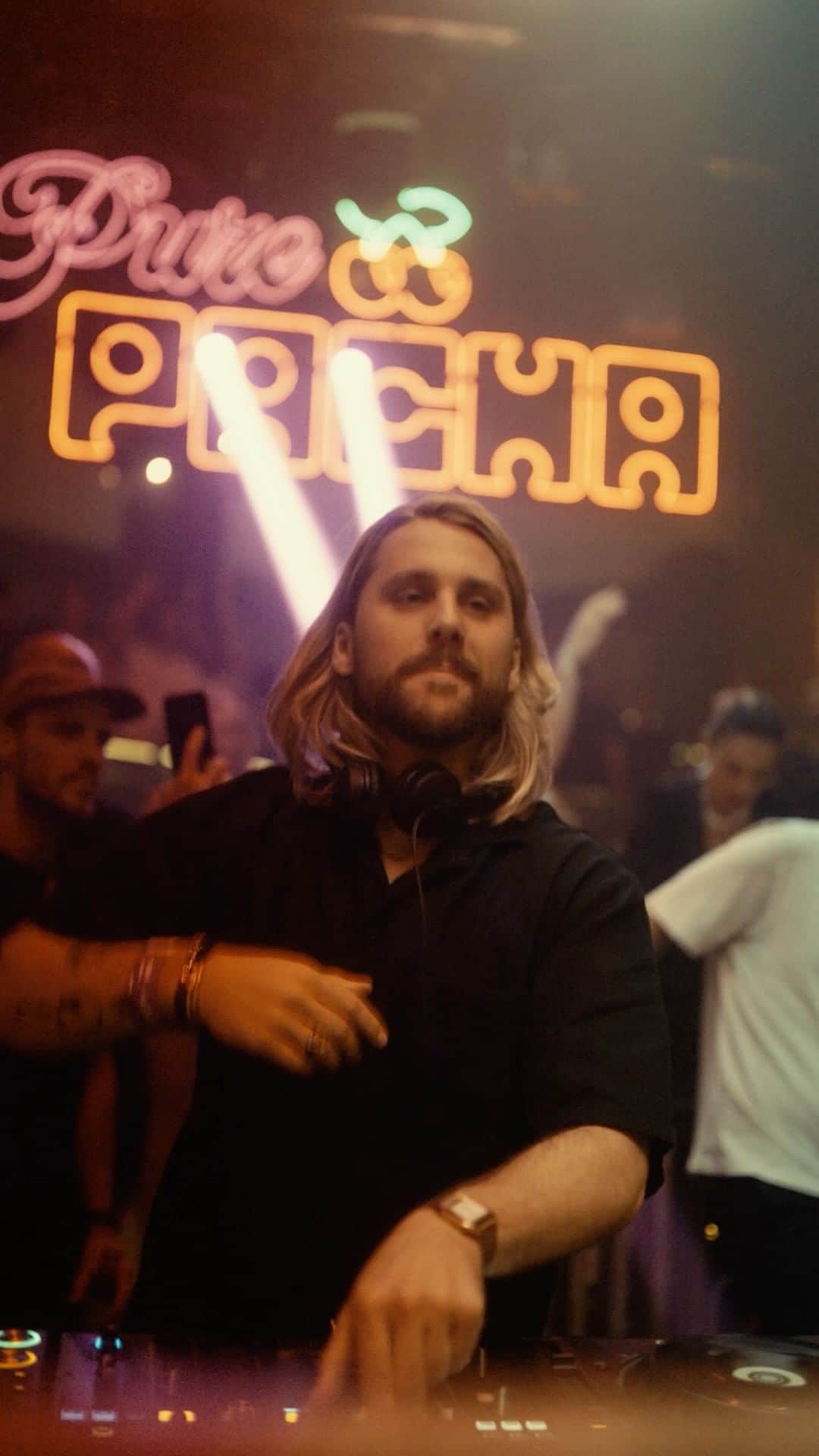 Spinnin' Recordsのインスタグラム：「Electrifying new drop courtesy of @wavewavemusic x @jakesilvanyc x @sironamusic💥'You Shine' is out now on @mentalomusic.」