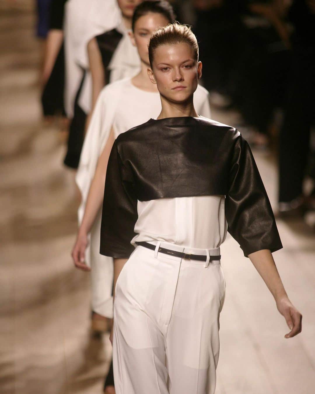 ELLE Magazineのインスタグラム：「Some designers have fans. #PhoebePhilo has stans. In September, Philo will re-enter fashion after a five-year hiatus from the industry and public life. And for many young shoppers, the occasion is an especially momentous one. After years of obsessively collecting her work, they can purchase Philo’s ready-to-wear fresh off the rack and participate in the frenzy themselves. At the link in bio, @emiliapetrarca talks to @blythemarks, @telshaanderson, @itsalexisnovak, and @shop_reallifeasliv about their Phoebe fandom and predictions for what’s coming. (“I hope she does literally whatever she wants,” Marks says.)」