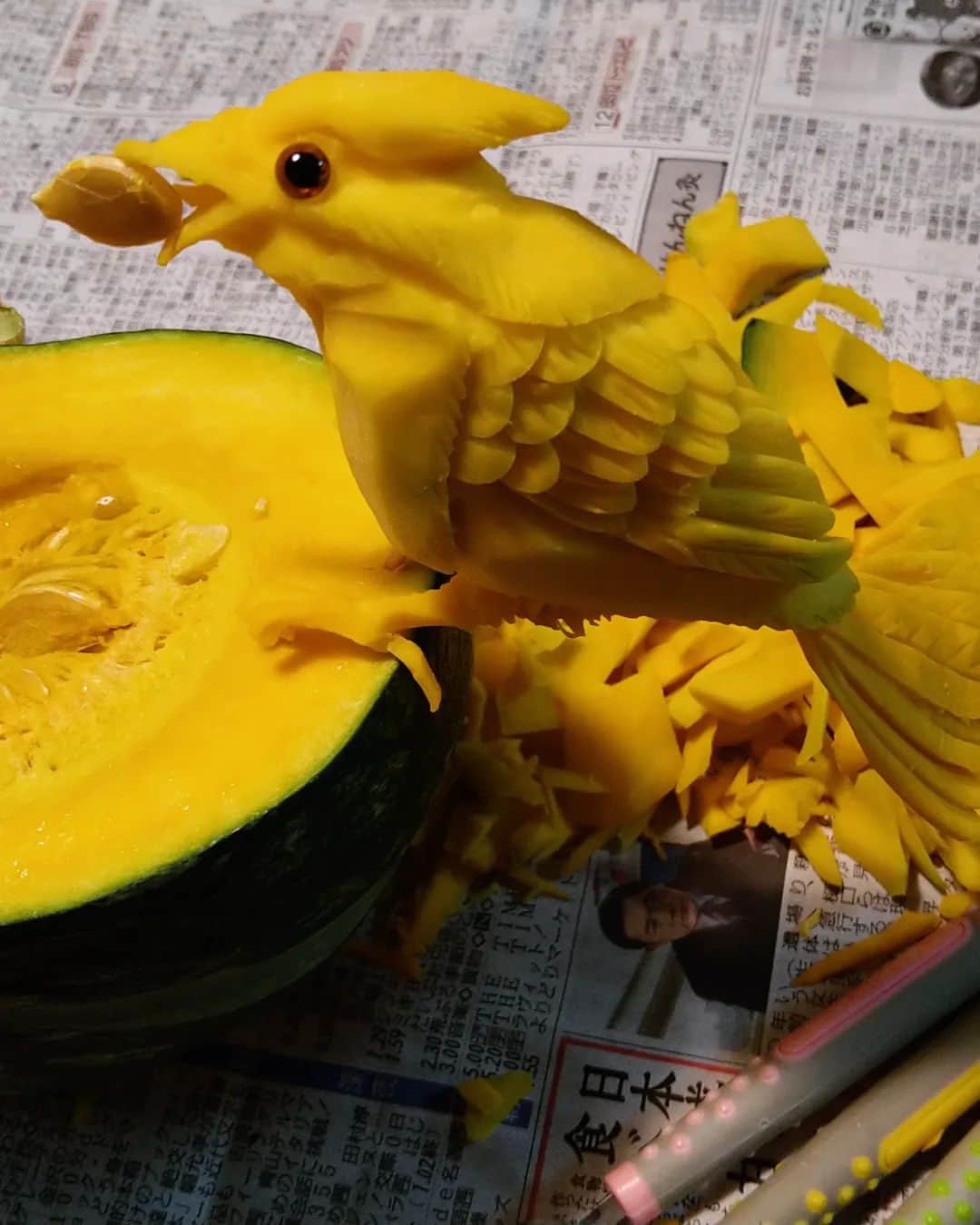 gakuのインスタグラム：「🎃🐦  #中国彫刻#carving  #野菜アート #野菜彫刻 #果物アート  #果物彫刻」
