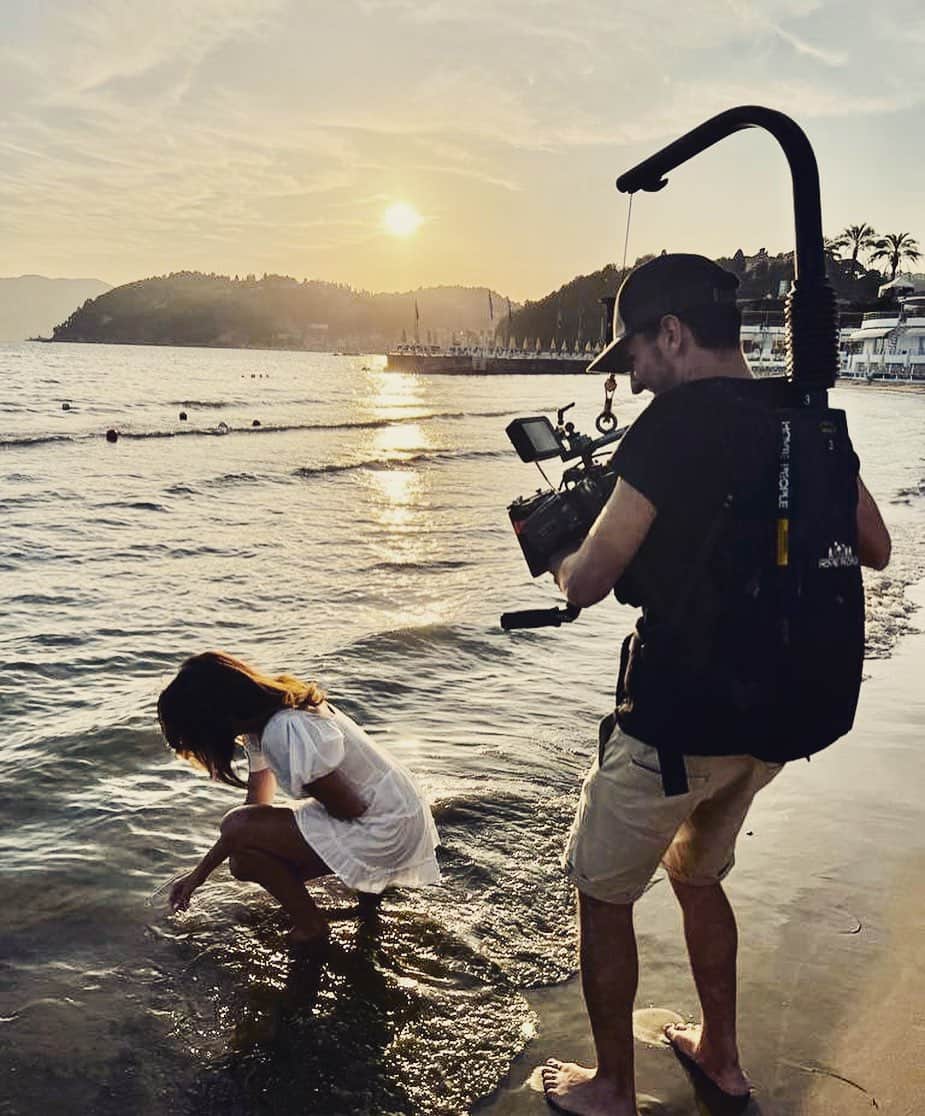 ライアン・テダーのインスタグラム：「Cosa starò raccogliendo al tramonto tra le bellissime acque della spiaggia di Lerici ? Lo scoprirete nei prox gg………#vitamia , @ryantedder @alfaadf  . . #Surdatinnamorato #vitamia #alfa #ryantedder #music #dance #pop #lovemylife #dreams #work #shooting #nevergiveup #italia #nowar #future #young #savetheworld #ariannathesinger」