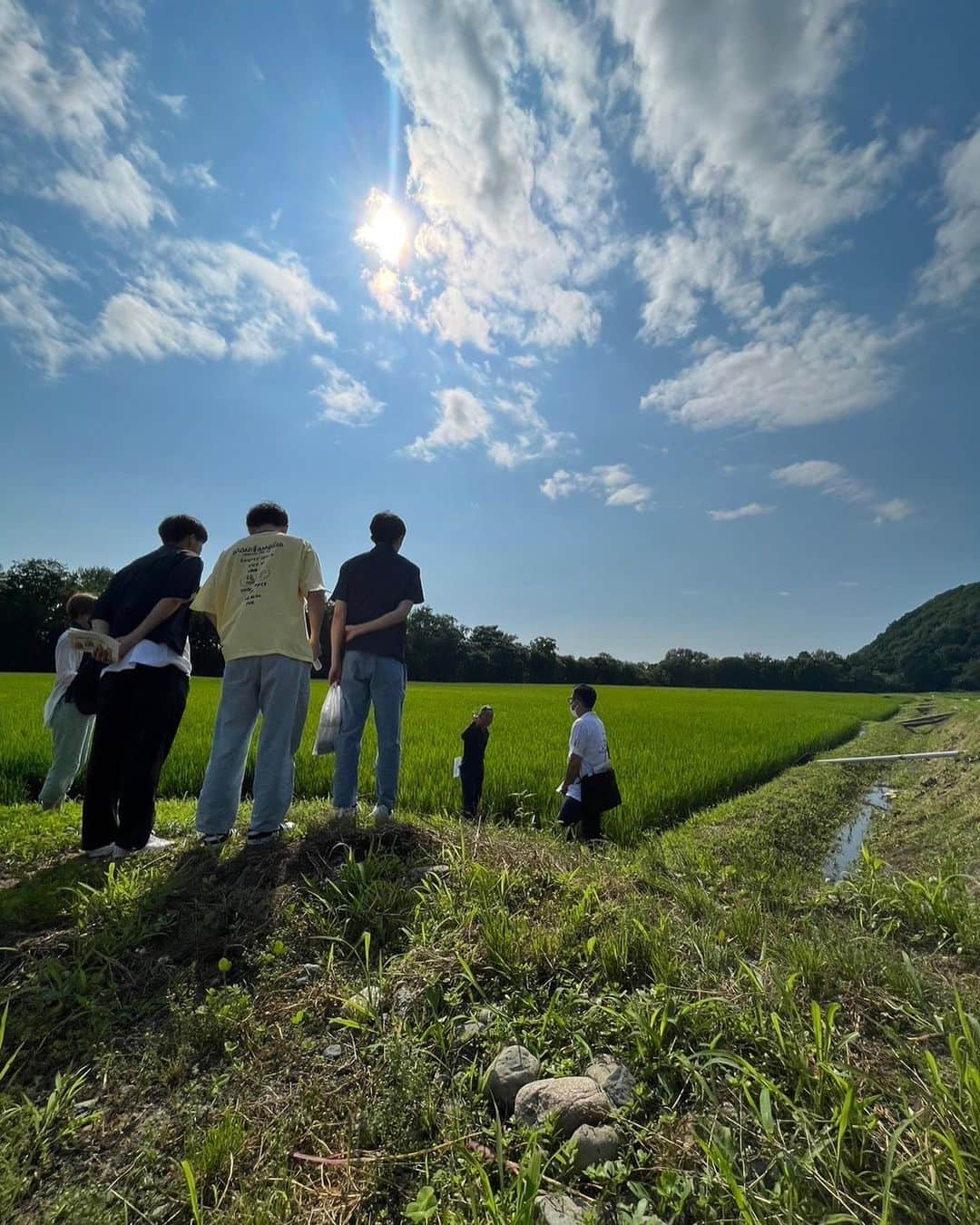 札幌ベルエポック製菓調理専門学校【公式】さんのインスタグラム写真 - (札幌ベルエポック製菓調理専門学校【公式】Instagram)「羽幌町宿泊研修1日目。  羽幌町のゆるキャラ、 オロ坊がお出迎え🦐  最初のプログラムは 特別栽培米の農家さんでの研修。 お米がどうしたら病気にならないかとか、 農薬の知識とか、 わかりやすく教えていただきました。  夕方からビーチに移動し、 自由時間を過ごした後、 みんなでバーベキュー。  羽幌町の海産物を町の方が 用意してくれました。  ホタテ、甘エビなど、 生のままでも食べられる新鮮さ。  貴重な甘エビはみんな生のまま食べて、 頭だけ焼いてカリカリに。 全てが美味しかったです🦐  そして、羽幌町の名物である、 美しいサンセットをみんなで眺めて、 初日終了です。 みんな、明日寝坊しないように❗️  #羽幌町 #オロ坊 #羽幌サンセットビーチ #ベルエポック製菓調理専門学校  #調理 #うるち米 #甘エビ #ホタテ  #全然ラリーが続かないバレーボール #おいしいを見つける、毎日」7月19日 21時56分 - belle_foods