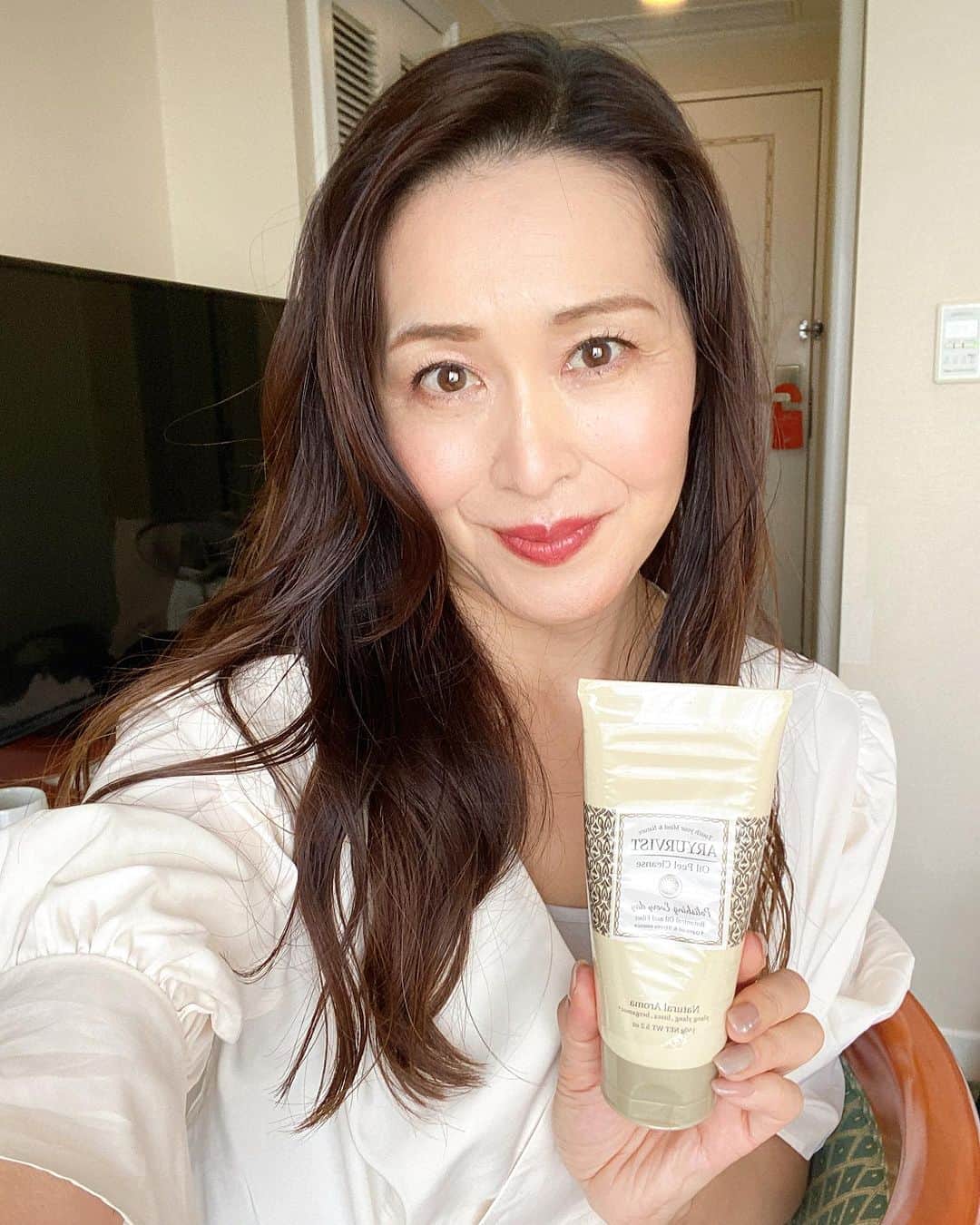 Atsukoさんのインスタグラム写真 - (AtsukoInstagram)「🩶🩶🩶今日もめちゃくちゃ暑かったね💦 そんな日はゆっくりお風呂で疲れをとりましょ♡  @aryurvist 様から発売されている 『オイルピールクレンズ』 の イランイランの香りで癒されたい✨  ♦️aryurvist 『アーユルヴィスト』  アーユルヴェーダーを気軽に毎日へを コンセプトにアーユルヴェーダアドバイザーの資格を持つ女性2人が立ち上げたブランドです。 5千年前から伝わりWHOにも推奨さ、るているアーユルヴェーダの『本格効果』を『時短』で実感できるエシカルにもこだわった自然派コスメです。  『オイルピールクレンズ』は  濃厚なオイルジュレのような クレンジング  メイクや皮脂汚れに反応して柔らかなボタニカルファイバーが出現❣️  新感覚のメイク落としなんです❣️  メイクはもちろん不要な角質までも優しく絡めとるので、流した後はゆでたまごのようなつるりとした素肌を実感✨  めちゃくちゃ気持ちいいの❣️😍  ダブル洗顔は不要  メイク落とし・洗顔・角質ケア・保湿まで叶う4 in 1の効果があります。  天然由来成分99%、敏感肌の方も安心して使えるところもお気に入り♡  しかも、水に流しても生分解性されるため環境を汚すこともありません  洗い上がりの素肌の質感にびっくり🌿  その秘密は，全て美肌へと導く13種類ものアーユルヴェーダ植物オイル＆エッセンス配合だから✨  約2ヶ月分で税別3200円とコスパもめちゃくちゃ良いよ👍✨  #アーユルヴェーダ #オイルピールクレンズ #オイルジュレ #ダブル洗顔不要 #敏感肌対応 #オイルとボタニカルファイバーで磨く #くすみまでオフ」7月19日 22時01分 - atsuko__kawashima_
