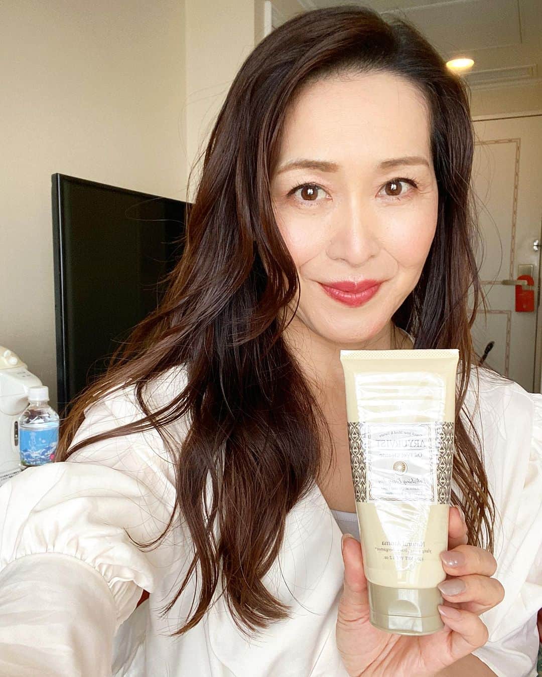 Atsukoさんのインスタグラム写真 - (AtsukoInstagram)「🩶🩶🩶今日もめちゃくちゃ暑かったね💦 そんな日はゆっくりお風呂で疲れをとりましょ♡  @aryurvist 様から発売されている 『オイルピールクレンズ』 の イランイランの香りで癒されたい✨  ♦️aryurvist 『アーユルヴィスト』  アーユルヴェーダーを気軽に毎日へを コンセプトにアーユルヴェーダアドバイザーの資格を持つ女性2人が立ち上げたブランドです。 5千年前から伝わりWHOにも推奨さ、るているアーユルヴェーダの『本格効果』を『時短』で実感できるエシカルにもこだわった自然派コスメです。  『オイルピールクレンズ』は  濃厚なオイルジュレのような クレンジング  メイクや皮脂汚れに反応して柔らかなボタニカルファイバーが出現❣️  新感覚のメイク落としなんです❣️  メイクはもちろん不要な角質までも優しく絡めとるので、流した後はゆでたまごのようなつるりとした素肌を実感✨  めちゃくちゃ気持ちいいの❣️😍  ダブル洗顔は不要  メイク落とし・洗顔・角質ケア・保湿まで叶う4 in 1の効果があります。  天然由来成分99%、敏感肌の方も安心して使えるところもお気に入り♡  しかも、水に流しても生分解性されるため環境を汚すこともありません  洗い上がりの素肌の質感にびっくり🌿  その秘密は，全て美肌へと導く13種類ものアーユルヴェーダ植物オイル＆エッセンス配合だから✨  約2ヶ月分で税別3200円とコスパもめちゃくちゃ良いよ👍✨  #アーユルヴェーダ #オイルピールクレンズ #オイルジュレ #ダブル洗顔不要 #敏感肌対応 #オイルとボタニカルファイバーで磨く #くすみまでオフ」7月19日 22時01分 - atsuko__kawashima_
