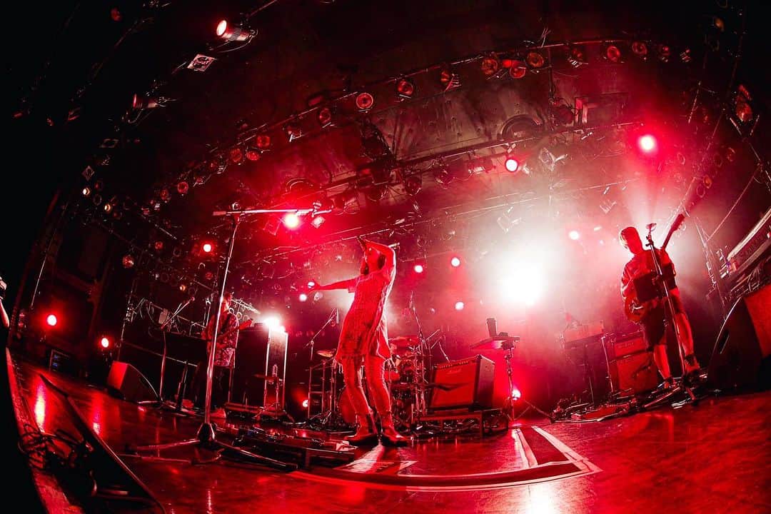 のん（能年玲奈）さんのインスタグラム写真 - (のん（能年玲奈）Instagram)「PURSUE TOUR 最強メンバー  Vo&Gt. : @non_kamo_ne  Gt. :  @higuchi_kei  Ba. :  @yamasakibass  Dr. :  @takato0503   Photo: @mini12du  Styling: @izumimachino Hair&Make up: Shie Kanno  #のんPURSUE #NONFESTA #梅田クラブクアトロ」7月19日 21時57分 - non_kamo_ne
