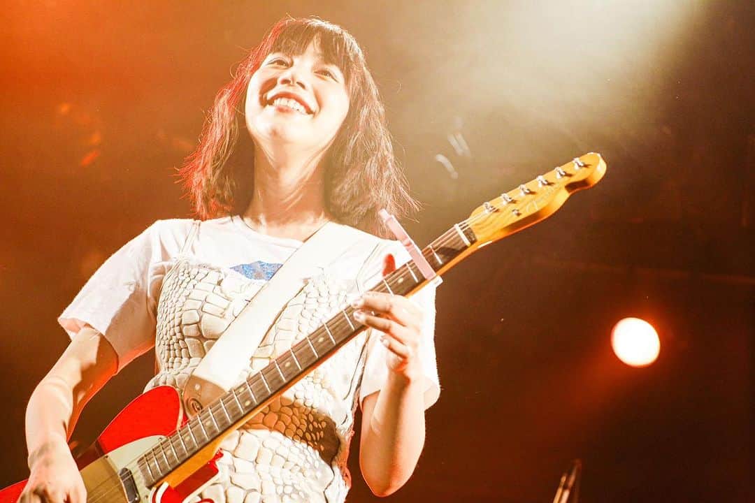 のん（能年玲奈）さんのインスタグラム写真 - (のん（能年玲奈）Instagram)「PURSUE TOUR 最強メンバー  Vo&Gt. : @non_kamo_ne  Gt. :  @higuchi_kei  Ba. :  @yamasakibass  Dr. :  @takato0503   Photo: @mini12du  Styling: @izumimachino Hair&Make up: Shie Kanno  #のんPURSUE #NONFESTA #梅田クラブクアトロ」7月19日 21時57分 - non_kamo_ne