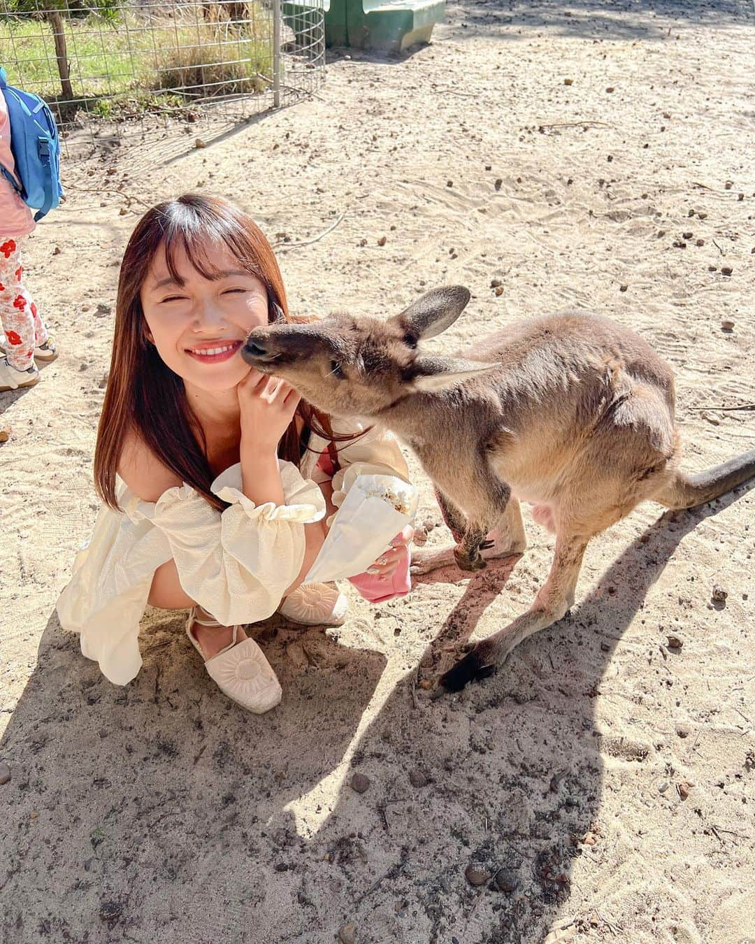 溝呂木世蘭さんのインスタグラム写真 - (溝呂木世蘭Instagram)「オーストラリア、パースにある 動物園  📍 コーハーヌ・コアラ・パーク Cohunu Koala Pa  コアラ抱っこに、 カンガルーにご飯！  仕切りのない動物園！！  園内あるいてると、ダチョウが野放し！ 豚ちゃんも成長しすぎてありえないくらいの大きさに！笑  特にカンガルーは人懐っこくて可愛かった♡  #コアラ抱っこ#カンガルー#触れ合い#オーストラリア#触れ合い動物園#柵がない動物園 #西オーストラリア#Perth#パース#キャンピングカー#ロードトリップ#女子旅#タビジョ#旅好き#旅行好きな人と繋がりたい」7月19日 21時58分 - seran_0422