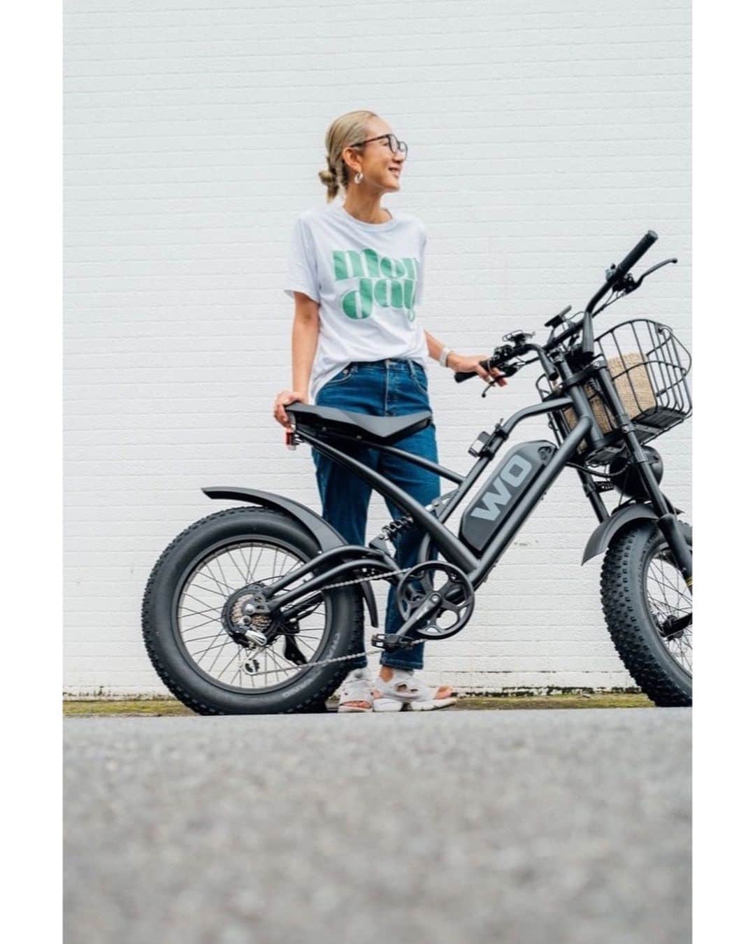 土井地恵理子のインスタグラム：「・ 最近良く見かける #ebike を手に入れまして◡̈ @wo_bikes   電動自転車は今までも乗ってたけど とにかくアシスト力がすごくて 坂道も全く負荷がかからない！  前に住んでた地域は 急坂が多くて 電動自転車でもきつかった、、 これがあったらラクラクだっただろうに。。  ほんとに力がいらないので 今までより自転車で行ける距離が伸びて いろんなところに行けるようになりました🚲  よく街で見かけるブランドではないのがまたいい　笑 (しかももうちょっと安い😛)  max24km 結構速いです  カゴも付けて 荷物も持ち運べて◡̈ 車を出すことも減ったのでecoなのも良きなのです✨  #wobikes #ebikelife #電動自転車  #坂道で苦労してる方には心からオススメしたい #前後に2人乗せて坂道は毎日ほんとに死にそうでした　笑」