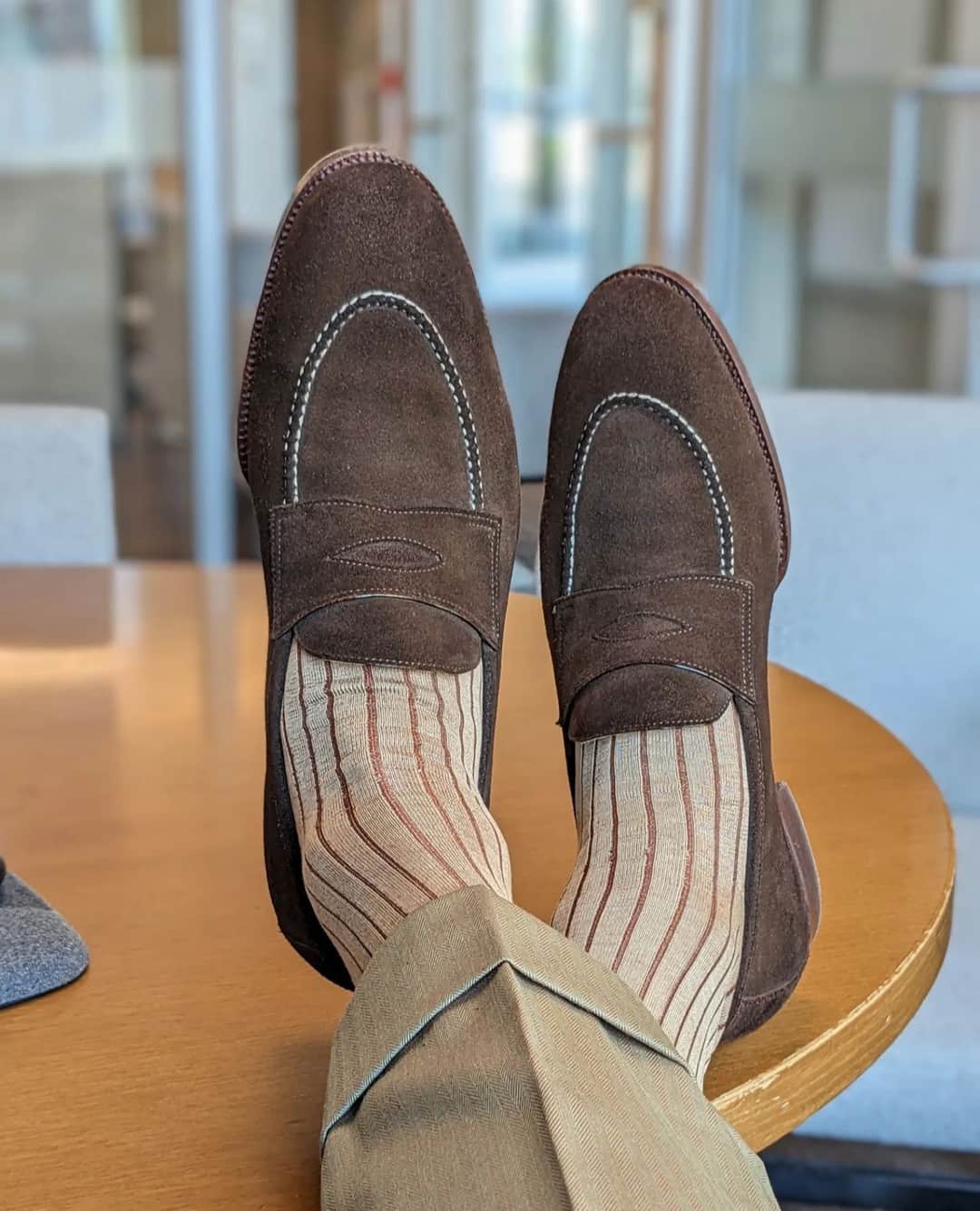サンクリスピンのインスタグラム：「With a suit and tie or with shorts. With socks or without. Hard at work or on holidays.​​​​​​​​​ Whatever you’re wearing, whatever you’re doing and wherever you’re going; our classic penny loafer in chocolate suede is the perfect shoe this summer.  Courtesy of @patinaworksarizona  #shoes #handmadeshoes #madetoorder #mtoshoes #bespokeshoes #handwelted #shoeporn #madebyhand #shoestagram #agentlemanschoice #onlyforgentlemen」