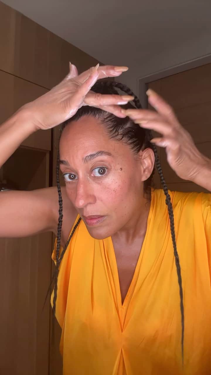 トレーシー・エリス・ロスのインスタグラム：「🥛💆🏾‍♀️🆕! Introducing the @patternbeauty Moisture Milk—a juicy oil-based moisturizer that gives your hair moisture for DAYS so that wash & go can keep going and going! It’s great for all patterns, especially the lovely coilies & beautiful tight-textures. Available now at patternbeauty.com!」