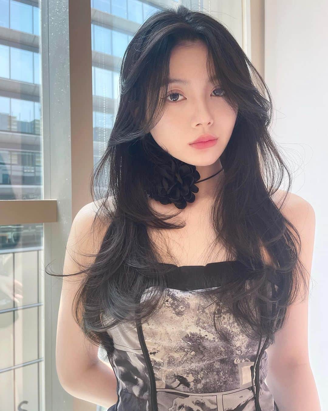 原涼香のインスタグラム：「💙🆕今やりたい韓国レイヤーロング🆕💙 夏は軽やかなレイヤースタイルがトレンドですദ്ദി‪- ·̫ - ̳ ㅤㅤㅤㅤㅤㅤㅤㅤㅤㅤㅤㅤㅤ 🎀韓国HAIR STYLE menu... ㅤㅤㅤㅤㅤㅤㅤㅤㅤㅤㅤㅤㅤ ☑︎カット 巻いても巻かなくても可愛いこだわりレイヤーカット♡ 45mmワンカールでちょー簡単にセットできます🫶🏻✔️  ☑︎プレミアムケアカラー 透明感バツグンカラーが得意です♡ ㅤㅤㅤㅤㅤㅤㅤㅤㅤㅤㅤㅤㅤ ☑︎HITAトリートメント 韓国人みたいなツヤ髪はトリートメントがマスト♡  ㅤㅤㅤㅤㅤㅤㅤㅤㅤㅤㅤㅤㅤ ご予約はリンクから🫶🏻🔗 ㅤㅤㅤㅤㅤㅤㅤㅤㅤㅤㅤㅤㅤㅤㅤㅤㅤㅤㅤㅤㅤㅤㅤㅤㅤㅤ ㅤㅤㅤㅤㅤㅤㅤㅤㅤㅤㅤㅤㅤ  #SHIMA#韓国ヘア#韓国スタイル#レイヤーカット#ワンホンヘア#ワンホン#ダークトーン#網紅#初カラー#暗髪#ベージュカラー#ラベンダーカラー#グレージュ#オリーブカラー#透明感カラー#銀座美容院#銀座美容室#美容師#시스루뱅#레이어드컷#koreanhair」
