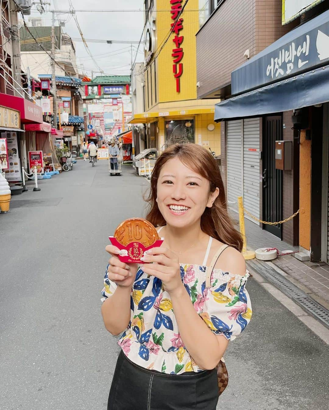 福本愛菜さんのインスタグラム写真 - (福本愛菜Instagram)「初コリアンタウン🫶🏽 行くの遅すぎてほとんどのお店閉まってたけど🤫笑  軽く食べ歩きしたあとはひたすらパック選び！笑 大量のパックゲットできて大満足ですっ😎✨  #大阪 #鶴橋 #鶴橋コリアンタウン #コリアンタウン #コリアタウン  #鶴橋グルメ #韓国グルメ #韓国コスメ #korea #10円パン #食べ歩き #食べ歩きグルメ #食べるの好きな人と繋がりたい #🤤」7月19日 22時03分 - aina_fukumoto