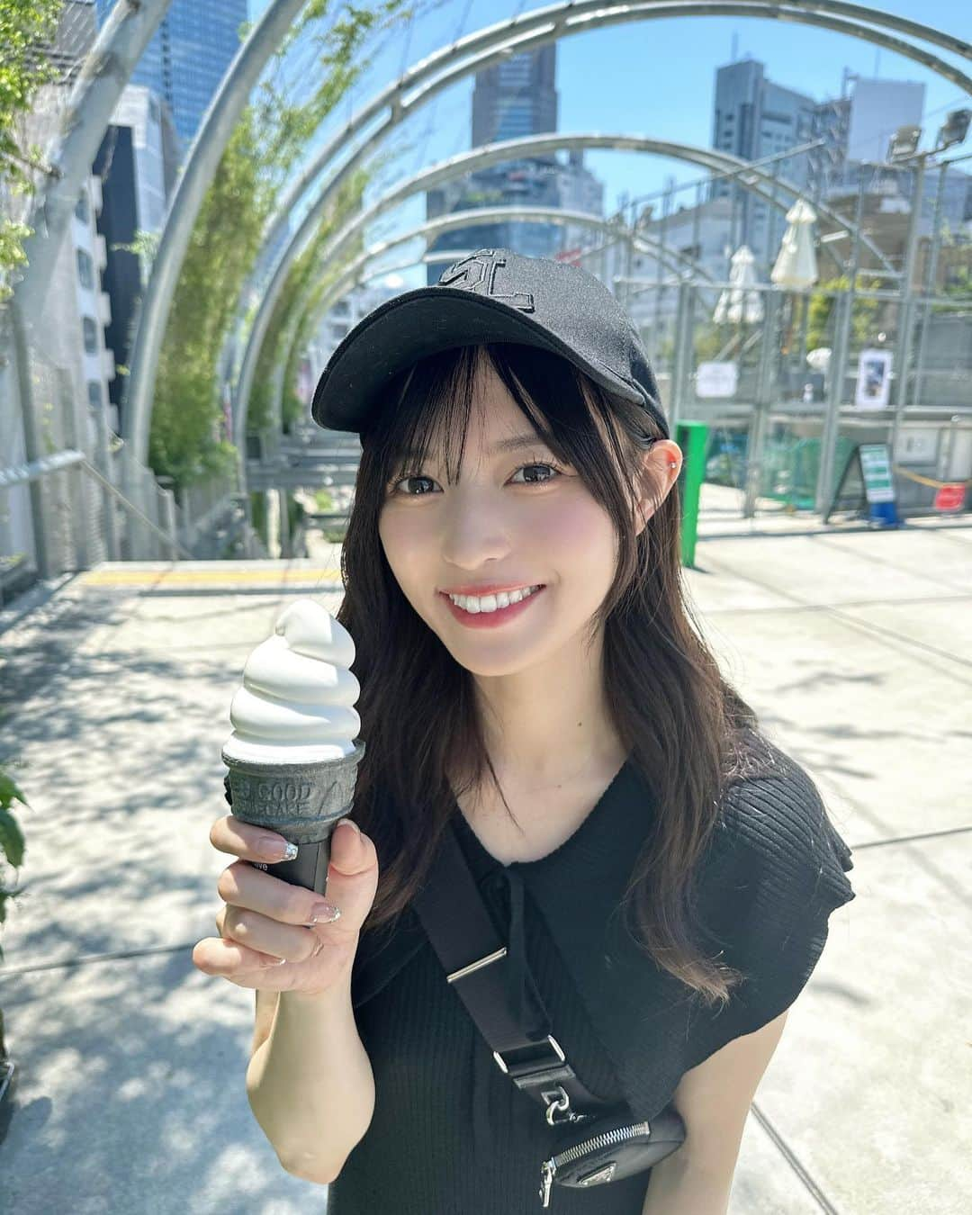 新井椎夏さんのインスタグラム写真 - (新井椎夏Instagram)「意外とソフトクリームすき🍦 みんなはどんなアイスが好き？」7月19日 22時04分 - elsy_shiina