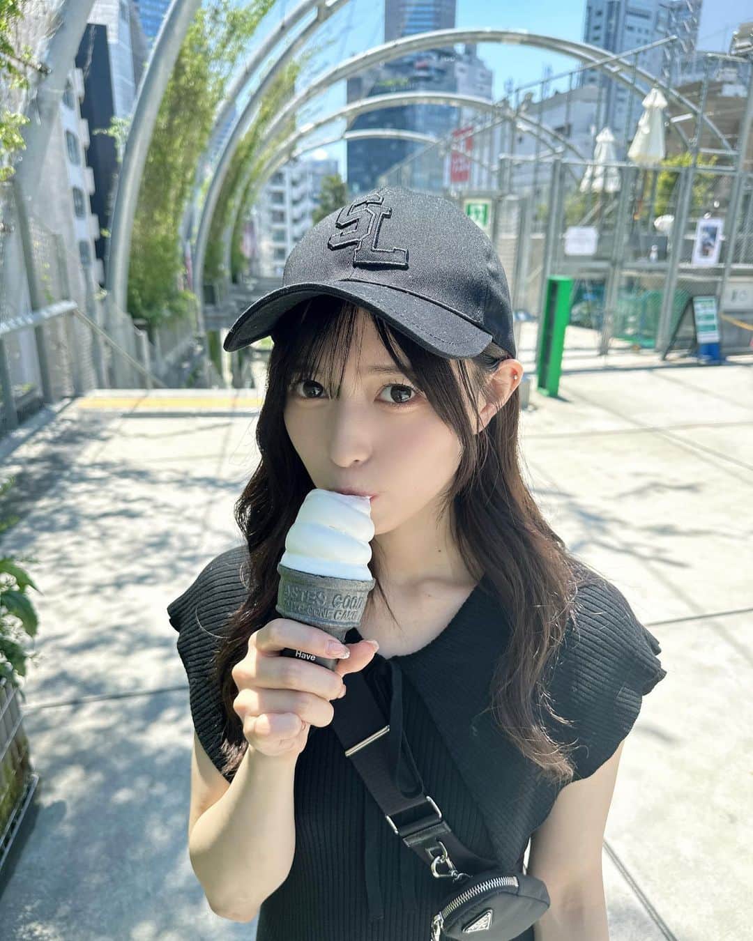 新井椎夏のインスタグラム：「意外とソフトクリームすき🍦 みんなはどんなアイスが好き？」