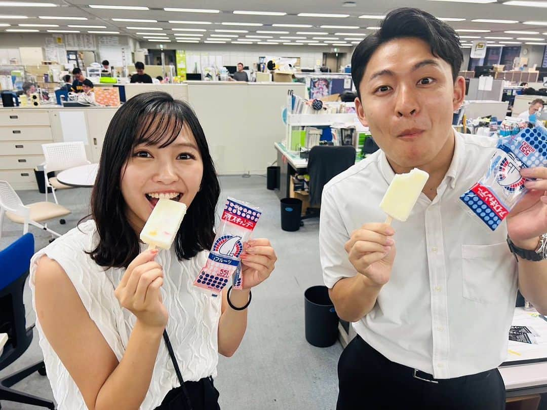 MBSアナウンサー公式のインスタグラム：「🍦 毎日暑い日が続いてますね。  先日、 西アナがアイスキャンデーを アナウンスセンターに 差し入れで買ってきて くれました。  中野アナと海渡アナは 大喜び！  飛びつきましたが、 海渡アナは袋を開けるのに 大苦戦。 東京育ちの海渡アナ。 大阪名物アイスキャンデーとの格闘で 一皮むけたようです。  #アナウンサー #アイスキャンデー #うまいこといわんでええねん」