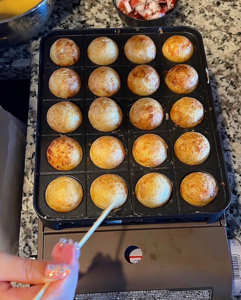 三田寺理紗のインスタグラム：「べるくらさん宅たこ焼きぱーちー みんなでたーくさん食べました！ 7回くらい焼いた思う( ✌︎'ω')✌︎  ホラー映画いっぱいみて震え上がりながらも、べるくらさんの解説付きという贅沢な時間でした☺️うん、カニバルもジェンソンも全部全部こわかったw  はっぴー😋💗✨」