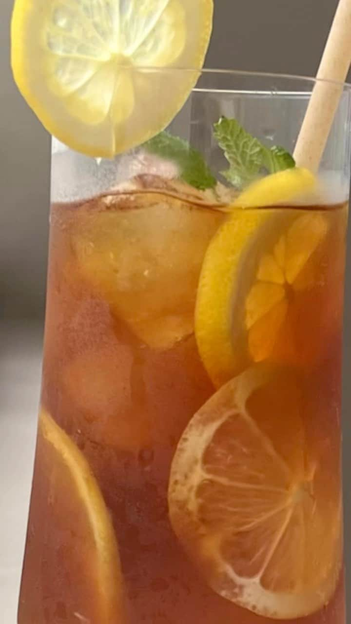 si ouxのインスタグラム：「水出しコーヒーでレモンコーヒー🍋  レモンの皮をちょっと削っておく(ワックス除去できるかなって) 輪切りに薄くスライス カップの淵にぺたっと沿わせるように置く 氷で固定する レモン汁とガムシロ混ぜる カップに注ぐ 氷づたいに水出しコーヒー( @thecoffeeshop_jp さんのマンスリーコーヒー！)を注ぐ 庭で摘んだミントを添える 美味！意外と合う。  #coffeetime #drinkrecipes #lemoncoffee #coldbrewcoffee #コーヒーブレイク」