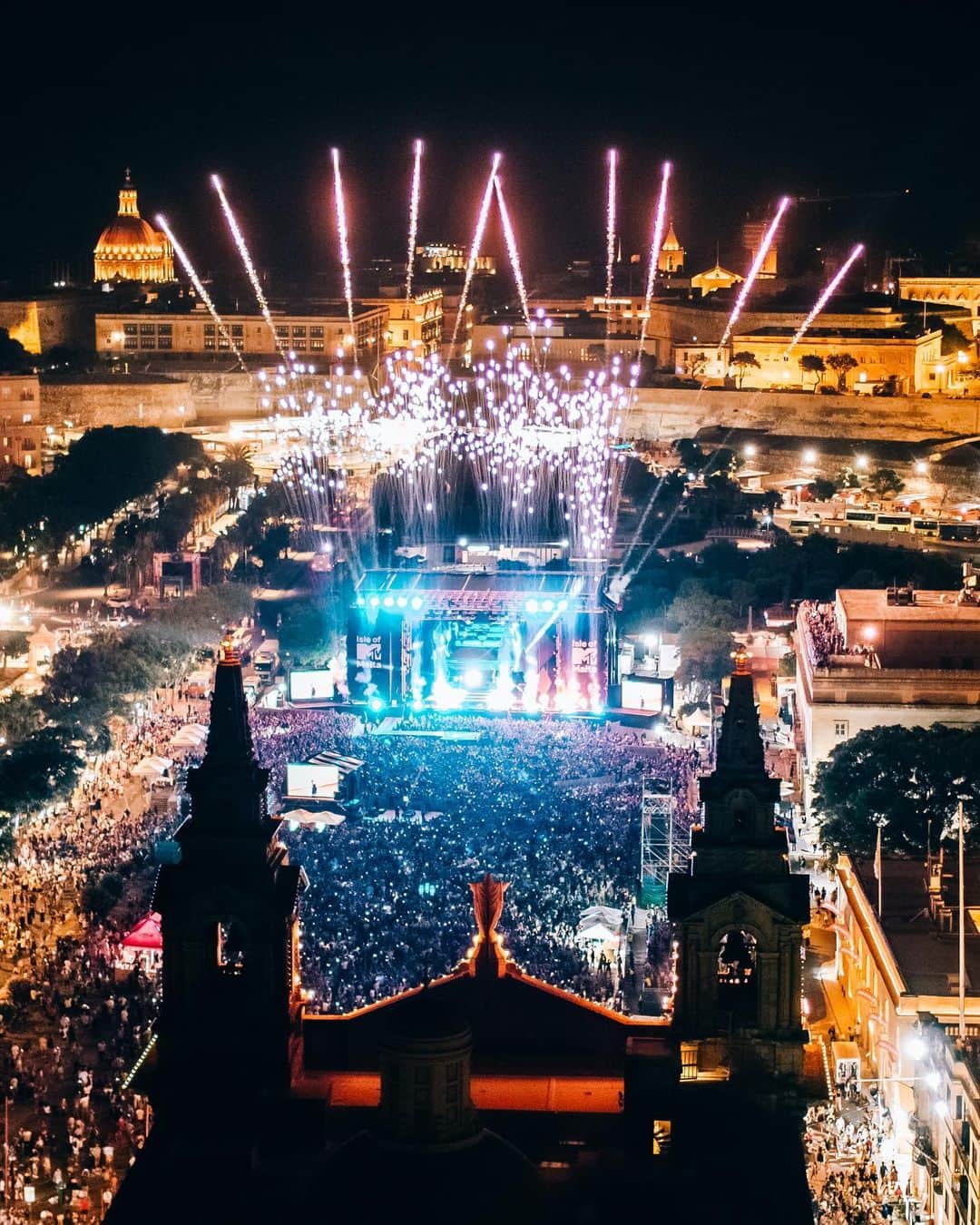 アレッソさんのインスタグラム写真 - (アレッソInstagram)「40.000 people in Malta last night! Wow thank you @isleofmtv 🇲🇹♥️」7月19日 22時17分 - alesso