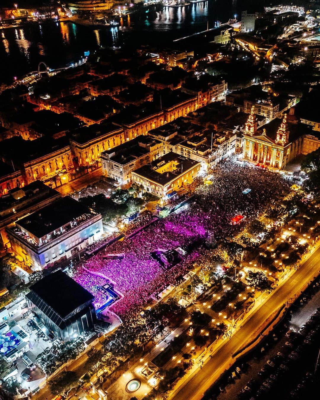 アレッソさんのインスタグラム写真 - (アレッソInstagram)「40.000 people in Malta last night! Wow thank you @isleofmtv 🇲🇹♥️」7月19日 22時17分 - alesso