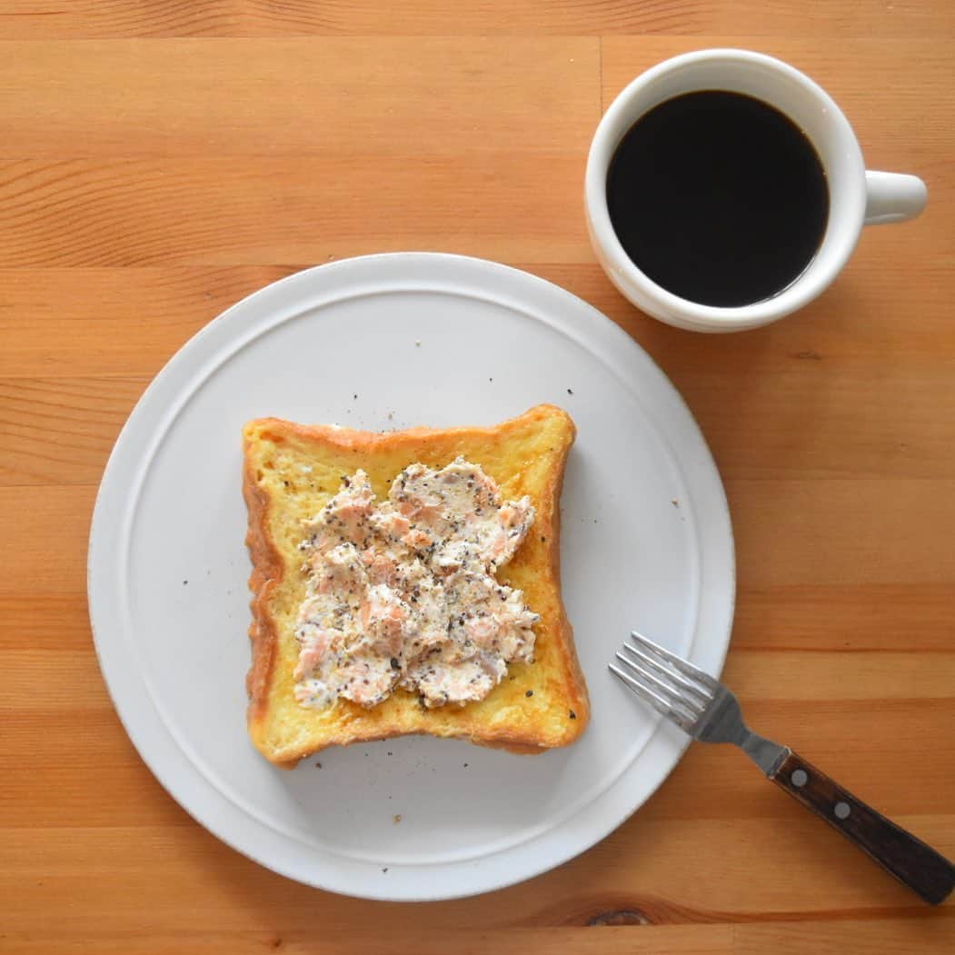 山崎佳のインスタグラム：「Today’s breakfast. 甘くないフレンチトーストに鮭&クリームチーズ 。」