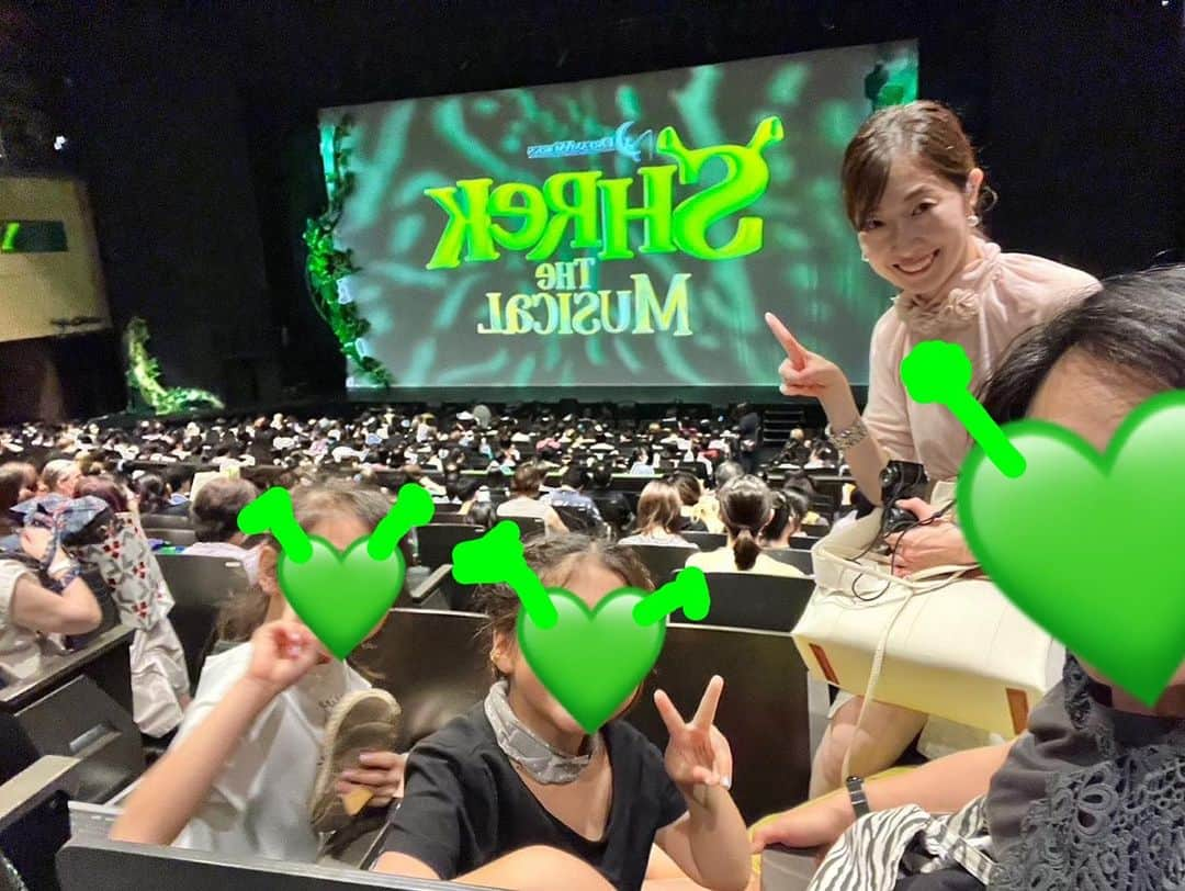 池辺愛のインスタグラム：「「SHREK THE MUSICAL」 観に行ってきました💚  どのキャラクターも愛らしく、楽しかったです！ しかもフルオーケストラ🎵 サウンドも歌もとっても贅沢でした🥰  何より子ども達が楽しんでくれていたようで良かった！ 子ども達の笑い声やざわざわも、作品の一部になっていたような気がします。  今の子ども達は、YouTubeなどを通して、いろいろなことを知る機会は圧倒的に増えています。 それはそれでいいことだと思うけど、やっぱりそこに行かないと、本当のことは分からない。 そこには温度があり、匂いがあり、音があり、雰囲気があり、出会いがある。 私がラジオで喋るネタを作るためにもいつも意識していたこと。 行ってみないとね！ 会ってみないとね！ やってみないとね！ なるべく子どもには本物を見たり聞いたりする機会をたくさんつくってあげたいなと思っています。  シュレックありがとう💚  #シュレック #シュレックザミュージカル」