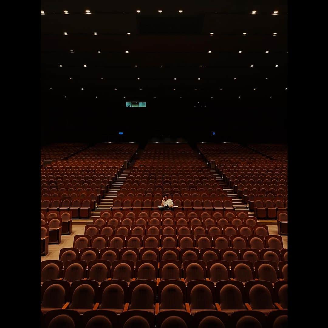 磯村勇斗のインスタグラム：「.  3日後には舞台本番。  沼津の大きなステージで幕が上がる。  どんな仕上がりになるのかドキドキしているよ。  楽しんで皆様にお届けしますので、一緒に楽しみましょう！」