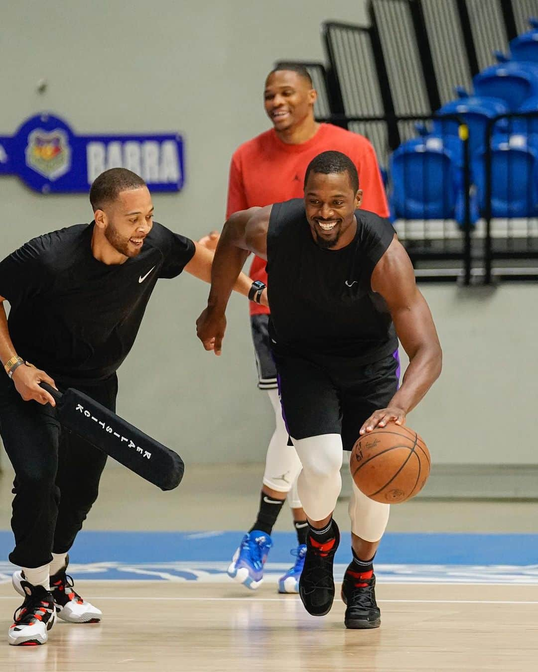 ハリソン・バーンズのインスタグラム：「Cada dia que puedo jugar a baloncesto es una bendición, y nunca dejare de estar agradecido! Gracias a @ozuna y su familia por dejarnos usar su cancha!」