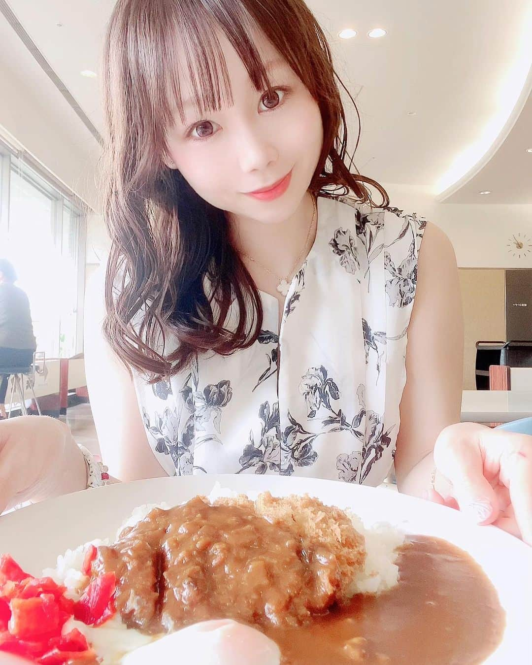 千咲まりのインスタグラム：「. 免許の更新行ってきました。 明日でうっかり失効しちゃって6ヵ月目だったから 本当に焦ったよー！🥹 講習の合間に食堂行ってみたんだけど カツカレー🍛想像以上に美味しかった～🤤💕 講習2時間、眠気との戦い。よく耐えました！笑  #免許の更新 #免許更新 #うっかり失効 #名物 #門真教習所 #カツカレー #古川橋 #門真運転免許試験場 #食堂 #グルメ」