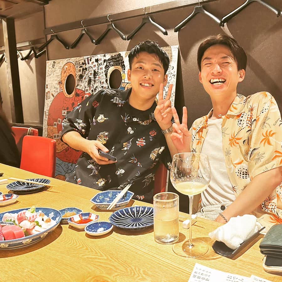 河井ゆずるのインスタグラム：「Congrats🍾㊗️👏  優勝したやつより笑てる場合か。  明日はルミネと特番の収録に行かせて頂きます。  頑張ります🔥」