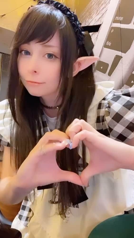 ユリコ・タイガーのインスタグラム：「萌え萌えきゅん！！アキバのメイドを憧れるイタリア出身のコスプレイヤーです🧝‍♀️ moe moe kyuuuuuuun ~ are you have been in a maid cafe?」