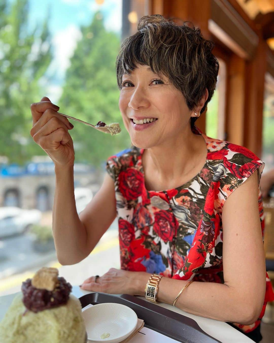 黒田知永子のインスタグラム：「. 韓国🇰🇷その4  朝に鱈のスープを食べ、その後またピンス🍧 抹茶とあずきのピンス。本当にふわふわの氷で美味しかった🩵  国立現代美術館を少し見学。 その後、青瓦台へ。今、中を見ることができるのをtaxiの運転手さんから聞き、「補佐官」「サバイバー」などをNetflixで見ている私達はさっそく行ってみました笑 （このタクシーの運転手さん、すごーくいい人で私のことを33歳ぐらいだと思った！と。いくらなんでもサービスが過ぎる🤭それは娘の年齢ですよ笑 いや〜本当にいい人だ😆） その後は少しお買い物をして夜はカラク市場で！ 魚を買ってお刺身とアラをせりと一緒に鍋で食べます。最後はラーメン投入🙌  今日も満腹で終了しました👏  #韓国旅行🇰🇷 #삼청빙수🍧  #青瓦台 #カラク市場 #黒田知永子 #chiekokuroda」