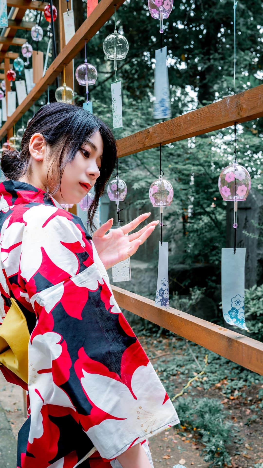shabonのインスタグラム：「* . . . . . 風鈴の音、蝉の鳴き声、 夏ですね🎐 . 絶対こういう所に行くと 蚊に刺される😂笑  . . model : @mooonene . . FUJIFILM X-T5 /  XF23mm F1.4 R . . . . . . *」