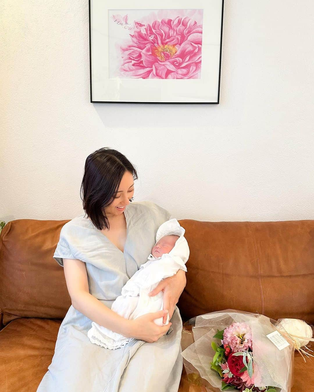 東美樹さんのインスタグラム写真 - (東美樹Instagram)「welcome to the world our sweet sweet baby boy🌟 先週、予定日より少し遅れて元気な男の子が産まれました👶🏻🩵  お腹の中で10ヶ月間繋がっていた我が子。  出産して目の前に現れてとっても不思議な気持ちと、 言葉では表現できないこの子への愛でいっぱい！！  一瞬たりとも逃したくないほど 全てが可愛くて愛おしい存在🥰  ベビさん ママとパパを選んできてくれて本当に本当にありがとう✨  これから3人で色んな世界を見ていこうね！  愛してるよ💞  予定日過ぎてSNSも更新してなかったので周りから 大丈夫？と連絡がたくさんきて心配かけちゃったけど、 産後、慣れない授乳や育児に奮闘して1日が秒で過ぎる日々を過ごしてました。笑  初産にも関わらず超安産のスピード出産で 母子共にすごく元気です🌟  妊娠、出産、産後とたくさん伝えたいことこがありすぎて ここでは書ききれないので、少しずつまた載せていきます！  とりあえず今一番伝えたいことは 妊娠から(出来れば妊娠前から)出産日までの過ごし方で 出産が決まる！ということを身をもって体感しました☺️  ママとしての新たな生活がスタート🤱🏻 旦那と楽しみながら奮闘していくので 暖かく見守ってくれると嬉しいです✨  MIKIKO  #産まれてきてくれてありがとう  #男の子ママ #新米ママ  #令和5年ベビー #生後0ヶ月」7月19日 22時31分 - mikko.36___