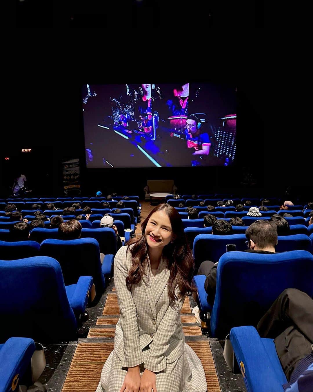 フリスカ・アナスタシア・ラクサニのインスタグラム：「Ngerasain -1 jantung satu theater lebih seru daripada sendirian lol, hari ini ada trio SJW di watch party dan RRQ menang, apakah…? hhe  Banyak ketemu org-org femes dan luar biasa jg di sini uwow sekali 😭  Ada bang brando idolaku juga, bang aku absen bang ✌🏻  Perjuangan Tim RRQ di LCQ Pacific masih berlanjut guys, masih butuh support kalian semua supaya tetep gacor ygy, jangan lupa nonton lagi besok masih ada match lainnya di LCQ Pacific ya 🥰🫶🏻」