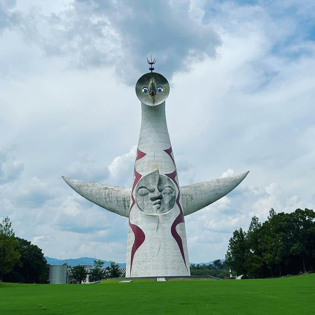 HiRAO INCのインスタグラム：「. 初、太陽の塔 岡本太郎の凄さを改めて実感　強烈 このときの大阪万博、行ってみたかった はたして、これを超える熱狂万博は可能なの？ 振り切れてるし 見えてるものが全然違う これを生かしてやれば、無駄にならず、すばらしい循環を生み出すことができるのに、、」