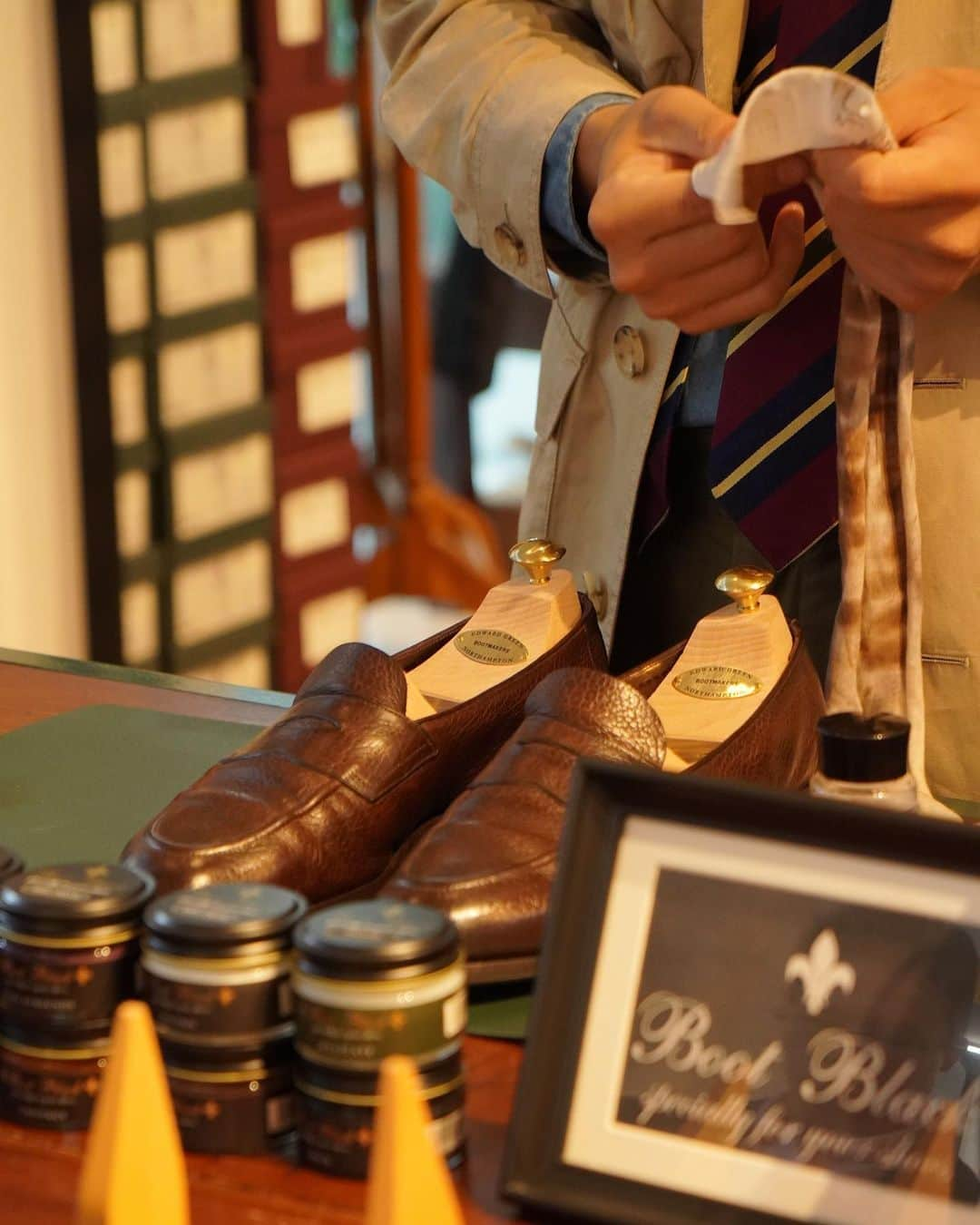 bootblack_officialさんのインスタグラム写真 - (bootblack_officialInstagram)「Day 2 🇸🇬 The Decorum x Edward Green x Boot Black  Photo by : @jeffreypeaty  #bootblackshoeshine#bootblackshoecare#highshine#shoecare#shoeshine#shoepolish#shoegazing#shoestagram#leathershoes#madeinjapan#japanmade#japan#classicshoes#dressshoes#shoegram#mirrorshine#shoeaddiction#shoeaddict#singapore#thedecorum#thedecorumsg#edwardgreen#trunkshow」7月19日 22時33分 - bootblack_official