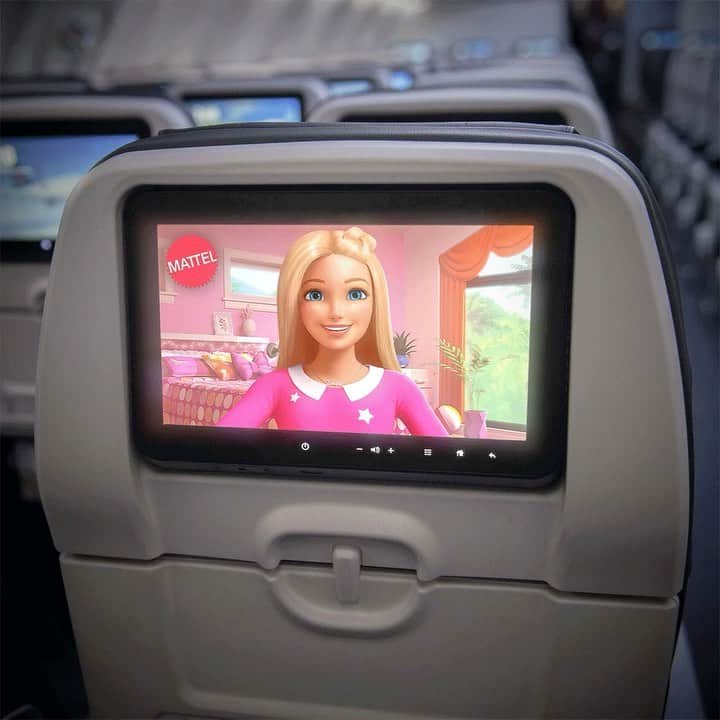 のインスタグラム：「New! We're introducing more food and beverage choices, more entertainment kids love with our new partnership with @Mattel and more convenient travel features on our app, so you can fly in comfort with more of what you love this summer.  . . Nouveau! Afin que vous puissiez voyager en tout confort cet été en profitant encore plus des choses que vous aimez, nous offrons un plus grand choix de repas et boissons, encore plus de divertissements dont les enfants raffolent grâce à notre nouvelle entente avec @Mattel, et encore plus de fonctions pratiques dans notre appli.」