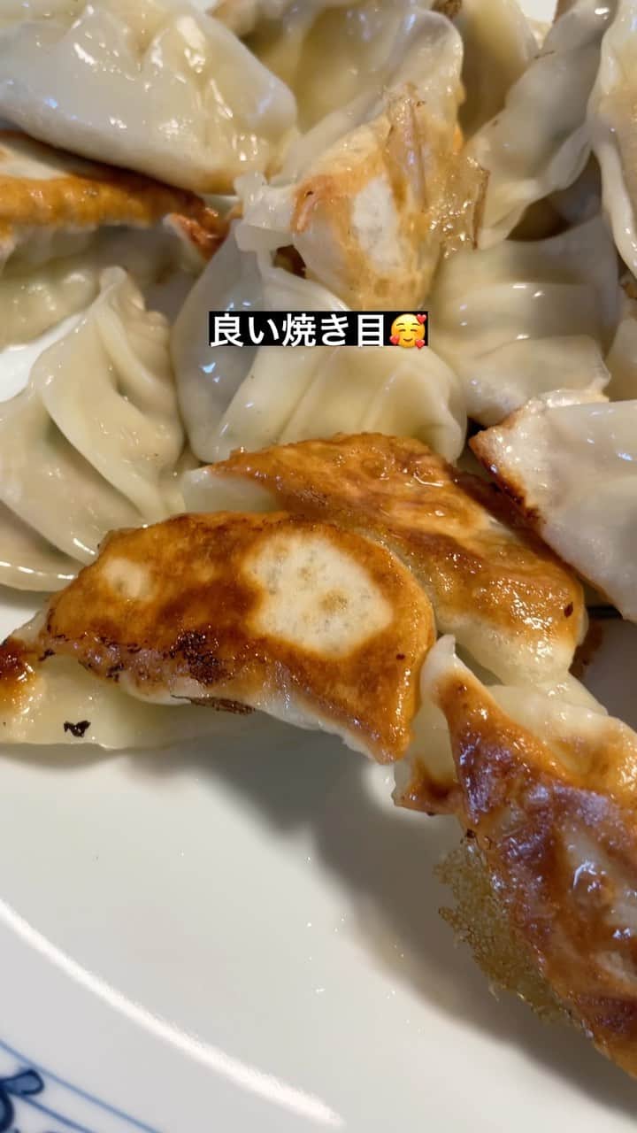 田中えみのインスタグラム：「餃子作りました！ 盛り付け失敗したけど、美味しく出来ました🥰 大変だけど、美味しいよね〜餃子って。」