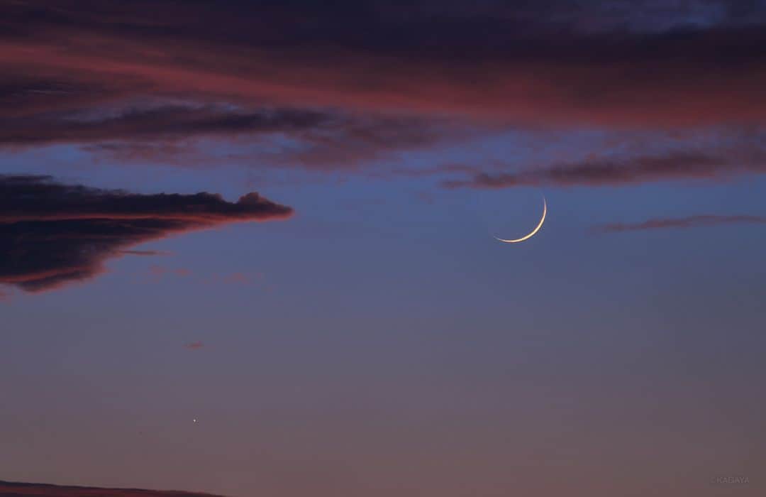KAGAYAのインスタグラム：「金の糸のように細い二日月と水星（左下）。 夕暮空にほんのひととき姿が見えました。 日没直後の西の空低くで、見るのは難しいと思っていましたが、運良く雲が切れました。（本日撮影） #moon #星空 #starphotography #sonyalpha #α7v」