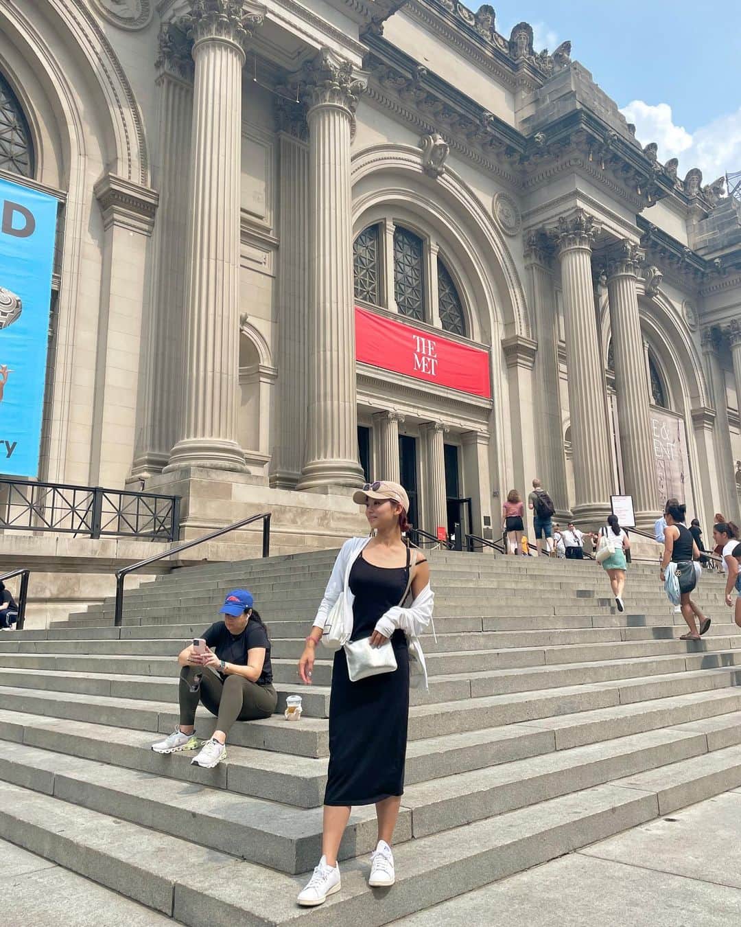 指出瑞貴さんのインスタグラム写真 - (指出瑞貴Instagram)「❤️🏛️🇺🇸🗽 #metropolitan #metropolitanmuseumofart  #met #pastramisandwich   リオから帰国途中、ニューヨークでトランジット。 有効的に時間を使おう！と思い、 一度行ってみたかった #メトロポリタン美術館  中をゆっくり見るほどの時間がなかったので、 Freeで入れるエリアとshopに入って鑑賞したり、あーだこーだ悩みまくり、、（何時間いたんだろうか笑 お買い物してしまいました💐🫠  やっと自分の欲しいのに出会えゆっくり買えた😭🩵  どこを見渡しても美しくて、うっとり。 目に焼き付け切れないくらいの、素敵な場所。外観からもうまず迫力と、繊細美と、本当ゆっくり眺めてしまいました。 階段上の絵画、素晴らしかったです。 グランドセントラル駅中も通って、わくわくしたな🥰🥰  妹おすすめの、  #pastramiqueen の#パストラミ サンドウィッチ🥪😋 食にそんなにこだわりないんですが、これは本当食べにくる価値あったー！！！笑 オープン10分前に着いちゃったんだけど、 オーダーさせてくれて一番乗りで食べてました笑 私たち姉妹は、お腹がオーバーヒート寸前だったのもありシェアして完食。 食が細い時もあるので、大体シェアです笑  Awsome😆😆  #newyork #ny#uppereastside #upperwestside」7月19日 22時41分 - sashidemizuki