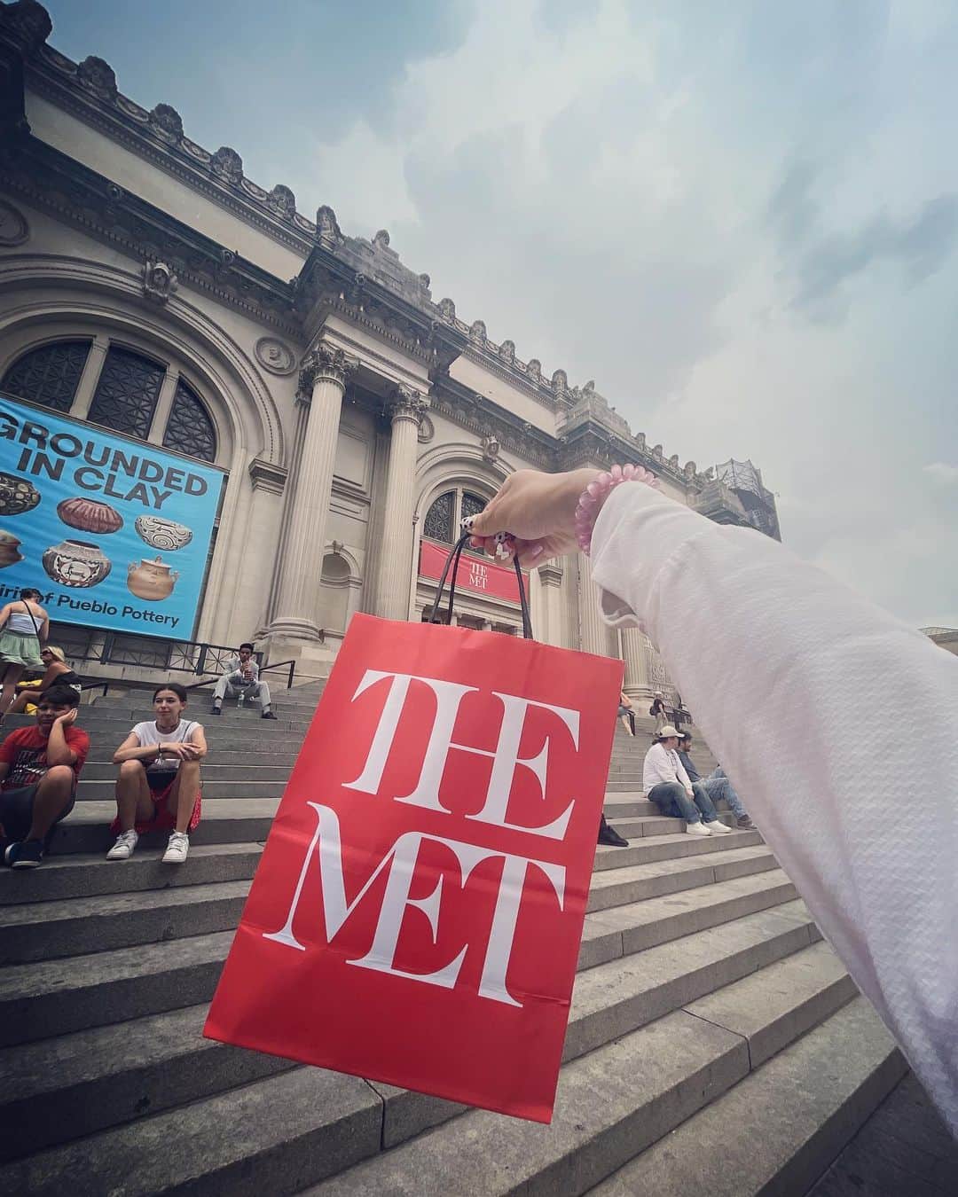 指出瑞貴さんのインスタグラム写真 - (指出瑞貴Instagram)「❤️🏛️🇺🇸🗽 #metropolitan #metropolitanmuseumofart  #met #pastramisandwich   リオから帰国途中、ニューヨークでトランジット。 有効的に時間を使おう！と思い、 一度行ってみたかった #メトロポリタン美術館  中をゆっくり見るほどの時間がなかったので、 Freeで入れるエリアとshopに入って鑑賞したり、あーだこーだ悩みまくり、、（何時間いたんだろうか笑 お買い物してしまいました💐🫠  やっと自分の欲しいのに出会えゆっくり買えた😭🩵  どこを見渡しても美しくて、うっとり。 目に焼き付け切れないくらいの、素敵な場所。外観からもうまず迫力と、繊細美と、本当ゆっくり眺めてしまいました。 階段上の絵画、素晴らしかったです。 グランドセントラル駅中も通って、わくわくしたな🥰🥰  妹おすすめの、  #pastramiqueen の#パストラミ サンドウィッチ🥪😋 食にそんなにこだわりないんですが、これは本当食べにくる価値あったー！！！笑 オープン10分前に着いちゃったんだけど、 オーダーさせてくれて一番乗りで食べてました笑 私たち姉妹は、お腹がオーバーヒート寸前だったのもありシェアして完食。 食が細い時もあるので、大体シェアです笑  Awsome😆😆  #newyork #ny#uppereastside #upperwestside」7月19日 22時41分 - sashidemizuki