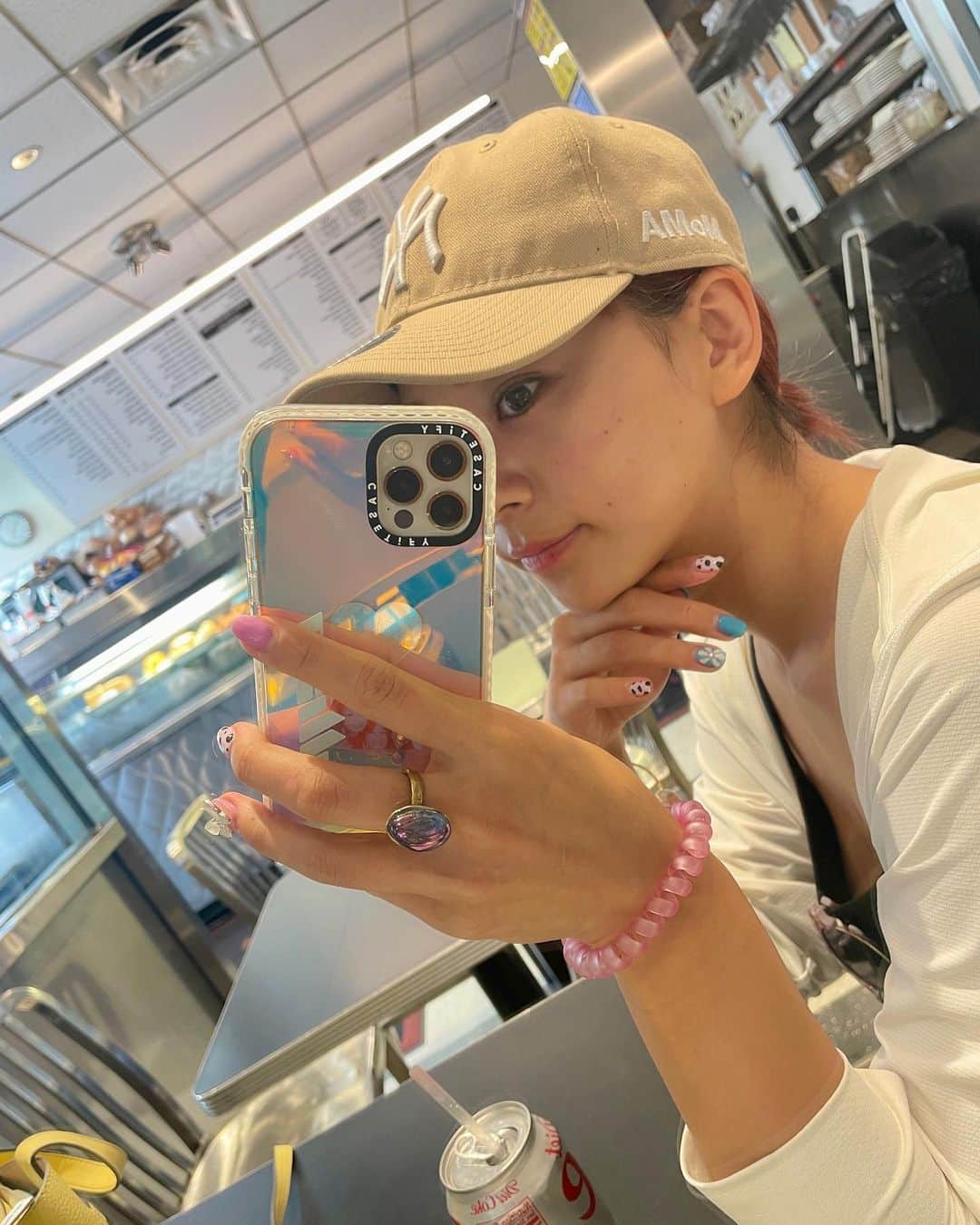 指出瑞貴さんのインスタグラム写真 - (指出瑞貴Instagram)「❤️🏛️🇺🇸🗽 #metropolitan #metropolitanmuseumofart  #met #pastramisandwich   リオから帰国途中、ニューヨークでトランジット。 有効的に時間を使おう！と思い、 一度行ってみたかった #メトロポリタン美術館  中をゆっくり見るほどの時間がなかったので、 Freeで入れるエリアとshopに入って鑑賞したり、あーだこーだ悩みまくり、、（何時間いたんだろうか笑 お買い物してしまいました💐🫠  やっと自分の欲しいのに出会えゆっくり買えた😭🩵  どこを見渡しても美しくて、うっとり。 目に焼き付け切れないくらいの、素敵な場所。外観からもうまず迫力と、繊細美と、本当ゆっくり眺めてしまいました。 階段上の絵画、素晴らしかったです。 グランドセントラル駅中も通って、わくわくしたな🥰🥰  妹おすすめの、  #pastramiqueen の#パストラミ サンドウィッチ🥪😋 食にそんなにこだわりないんですが、これは本当食べにくる価値あったー！！！笑 オープン10分前に着いちゃったんだけど、 オーダーさせてくれて一番乗りで食べてました笑 私たち姉妹は、お腹がオーバーヒート寸前だったのもありシェアして完食。 食が細い時もあるので、大体シェアです笑  Awsome😆😆  #newyork #ny#uppereastside #upperwestside」7月19日 22時41分 - sashidemizuki