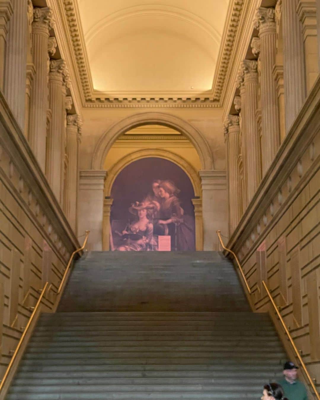 指出瑞貴さんのインスタグラム写真 - (指出瑞貴Instagram)「❤️🏛️🇺🇸🗽 #metropolitan #metropolitanmuseumofart  #met #pastramisandwich   リオから帰国途中、ニューヨークでトランジット。 有効的に時間を使おう！と思い、 一度行ってみたかった #メトロポリタン美術館  中をゆっくり見るほどの時間がなかったので、 Freeで入れるエリアとshopに入って鑑賞したり、あーだこーだ悩みまくり、、（何時間いたんだろうか笑 お買い物してしまいました💐🫠  やっと自分の欲しいのに出会えゆっくり買えた😭🩵  どこを見渡しても美しくて、うっとり。 目に焼き付け切れないくらいの、素敵な場所。外観からもうまず迫力と、繊細美と、本当ゆっくり眺めてしまいました。 階段上の絵画、素晴らしかったです。 グランドセントラル駅中も通って、わくわくしたな🥰🥰  妹おすすめの、  #pastramiqueen の#パストラミ サンドウィッチ🥪😋 食にそんなにこだわりないんですが、これは本当食べにくる価値あったー！！！笑 オープン10分前に着いちゃったんだけど、 オーダーさせてくれて一番乗りで食べてました笑 私たち姉妹は、お腹がオーバーヒート寸前だったのもありシェアして完食。 食が細い時もあるので、大体シェアです笑  Awsome😆😆  #newyork #ny#uppereastside #upperwestside」7月19日 22時41分 - sashidemizuki
