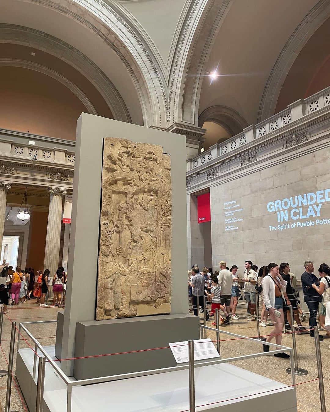 指出瑞貴さんのインスタグラム写真 - (指出瑞貴Instagram)「❤️🏛️🇺🇸🗽 #metropolitan #metropolitanmuseumofart  #met #pastramisandwich   リオから帰国途中、ニューヨークでトランジット。 有効的に時間を使おう！と思い、 一度行ってみたかった #メトロポリタン美術館  中をゆっくり見るほどの時間がなかったので、 Freeで入れるエリアとshopに入って鑑賞したり、あーだこーだ悩みまくり、、（何時間いたんだろうか笑 お買い物してしまいました💐🫠  やっと自分の欲しいのに出会えゆっくり買えた😭🩵  どこを見渡しても美しくて、うっとり。 目に焼き付け切れないくらいの、素敵な場所。外観からもうまず迫力と、繊細美と、本当ゆっくり眺めてしまいました。 階段上の絵画、素晴らしかったです。 グランドセントラル駅中も通って、わくわくしたな🥰🥰  妹おすすめの、  #pastramiqueen の#パストラミ サンドウィッチ🥪😋 食にそんなにこだわりないんですが、これは本当食べにくる価値あったー！！！笑 オープン10分前に着いちゃったんだけど、 オーダーさせてくれて一番乗りで食べてました笑 私たち姉妹は、お腹がオーバーヒート寸前だったのもありシェアして完食。 食が細い時もあるので、大体シェアです笑  Awsome😆😆  #newyork #ny#uppereastside #upperwestside」7月19日 22時41分 - sashidemizuki