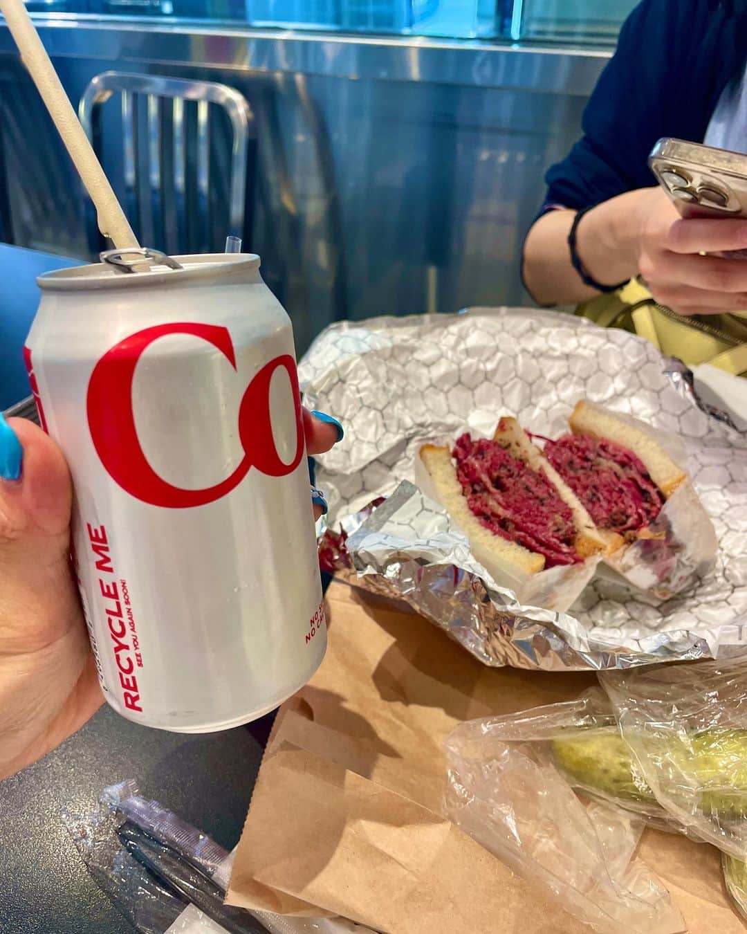 指出瑞貴さんのインスタグラム写真 - (指出瑞貴Instagram)「❤️🏛️🇺🇸🗽 #metropolitan #metropolitanmuseumofart  #met #pastramisandwich   リオから帰国途中、ニューヨークでトランジット。 有効的に時間を使おう！と思い、 一度行ってみたかった #メトロポリタン美術館  中をゆっくり見るほどの時間がなかったので、 Freeで入れるエリアとshopに入って鑑賞したり、あーだこーだ悩みまくり、、（何時間いたんだろうか笑 お買い物してしまいました💐🫠  やっと自分の欲しいのに出会えゆっくり買えた😭🩵  どこを見渡しても美しくて、うっとり。 目に焼き付け切れないくらいの、素敵な場所。外観からもうまず迫力と、繊細美と、本当ゆっくり眺めてしまいました。 階段上の絵画、素晴らしかったです。 グランドセントラル駅中も通って、わくわくしたな🥰🥰  妹おすすめの、  #pastramiqueen の#パストラミ サンドウィッチ🥪😋 食にそんなにこだわりないんですが、これは本当食べにくる価値あったー！！！笑 オープン10分前に着いちゃったんだけど、 オーダーさせてくれて一番乗りで食べてました笑 私たち姉妹は、お腹がオーバーヒート寸前だったのもありシェアして完食。 食が細い時もあるので、大体シェアです笑  Awsome😆😆  #newyork #ny#uppereastside #upperwestside」7月19日 22時41分 - sashidemizuki