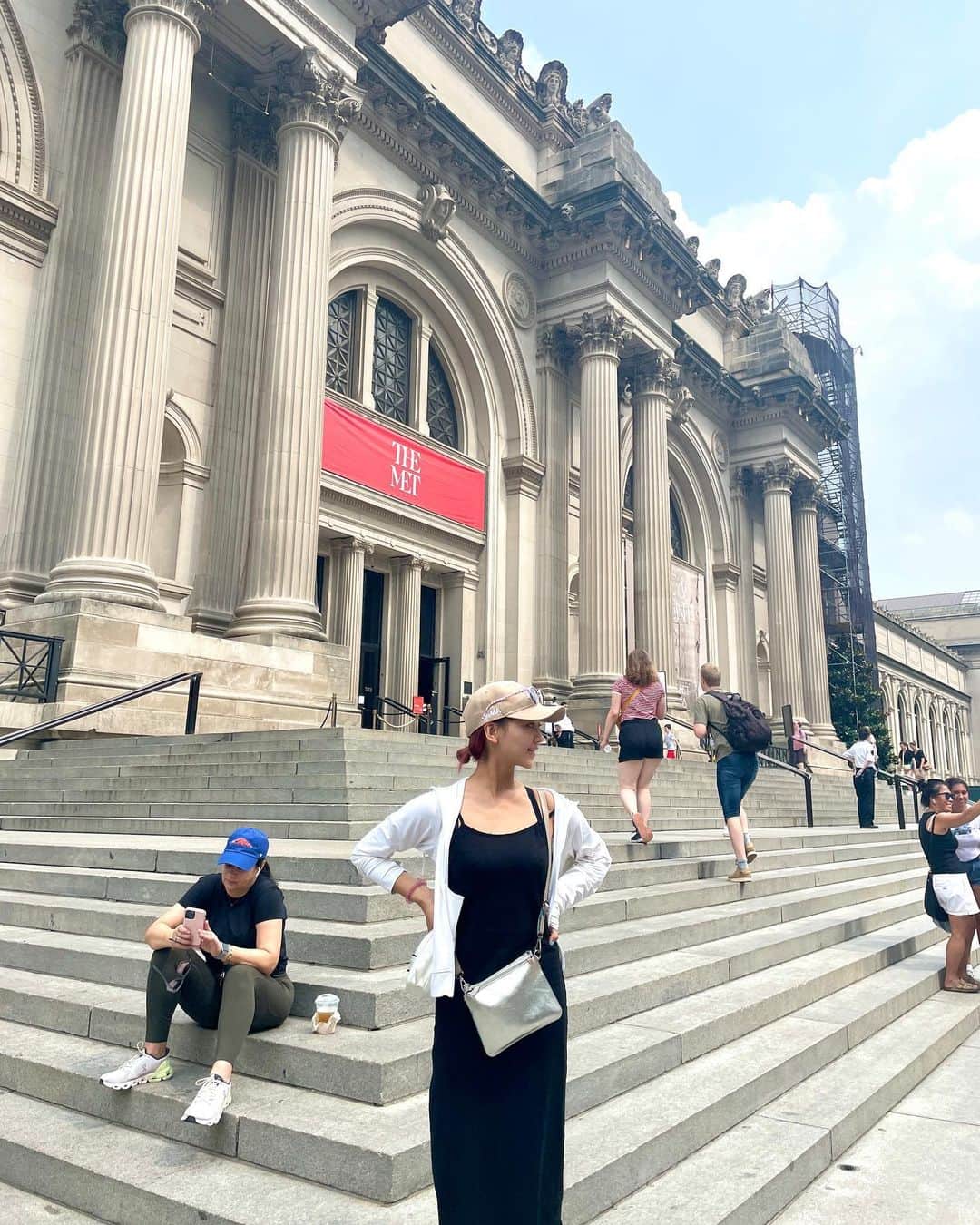 指出瑞貴さんのインスタグラム写真 - (指出瑞貴Instagram)「❤️🏛️🇺🇸🗽 #metropolitan #metropolitanmuseumofart  #met #pastramisandwich   リオから帰国途中、ニューヨークでトランジット。 有効的に時間を使おう！と思い、 一度行ってみたかった #メトロポリタン美術館  中をゆっくり見るほどの時間がなかったので、 Freeで入れるエリアとshopに入って鑑賞したり、あーだこーだ悩みまくり、、（何時間いたんだろうか笑 お買い物してしまいました💐🫠  やっと自分の欲しいのに出会えゆっくり買えた😭🩵  どこを見渡しても美しくて、うっとり。 目に焼き付け切れないくらいの、素敵な場所。外観からもうまず迫力と、繊細美と、本当ゆっくり眺めてしまいました。 階段上の絵画、素晴らしかったです。 グランドセントラル駅中も通って、わくわくしたな🥰🥰  妹おすすめの、  #pastramiqueen の#パストラミ サンドウィッチ🥪😋 食にそんなにこだわりないんですが、これは本当食べにくる価値あったー！！！笑 オープン10分前に着いちゃったんだけど、 オーダーさせてくれて一番乗りで食べてました笑 私たち姉妹は、お腹がオーバーヒート寸前だったのもありシェアして完食。 食が細い時もあるので、大体シェアです笑  Awsome😆😆  #newyork #ny#uppereastside #upperwestside」7月19日 22時41分 - sashidemizuki