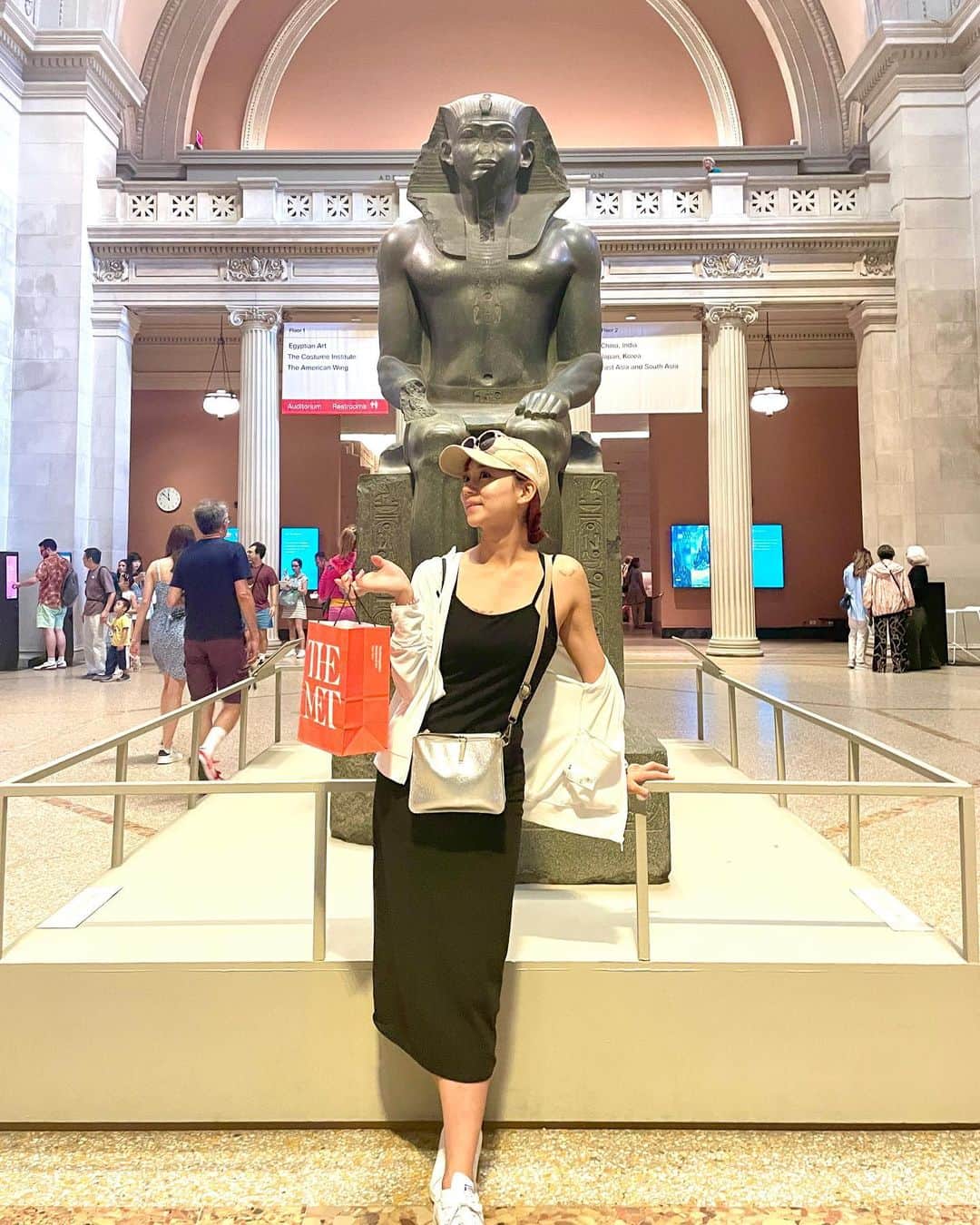 指出瑞貴さんのインスタグラム写真 - (指出瑞貴Instagram)「❤️🏛️🇺🇸🗽 #metropolitan #metropolitanmuseumofart  #met #pastramisandwich   リオから帰国途中、ニューヨークでトランジット。 有効的に時間を使おう！と思い、 一度行ってみたかった #メトロポリタン美術館  中をゆっくり見るほどの時間がなかったので、 Freeで入れるエリアとshopに入って鑑賞したり、あーだこーだ悩みまくり、、（何時間いたんだろうか笑 お買い物してしまいました💐🫠  やっと自分の欲しいのに出会えゆっくり買えた😭🩵  どこを見渡しても美しくて、うっとり。 目に焼き付け切れないくらいの、素敵な場所。外観からもうまず迫力と、繊細美と、本当ゆっくり眺めてしまいました。 階段上の絵画、素晴らしかったです。 グランドセントラル駅中も通って、わくわくしたな🥰🥰  妹おすすめの、  #pastramiqueen の#パストラミ サンドウィッチ🥪😋 食にそんなにこだわりないんですが、これは本当食べにくる価値あったー！！！笑 オープン10分前に着いちゃったんだけど、 オーダーさせてくれて一番乗りで食べてました笑 私たち姉妹は、お腹がオーバーヒート寸前だったのもありシェアして完食。 食が細い時もあるので、大体シェアです笑  Awsome😆😆  #newyork #ny#uppereastside #upperwestside」7月19日 22時41分 - sashidemizuki